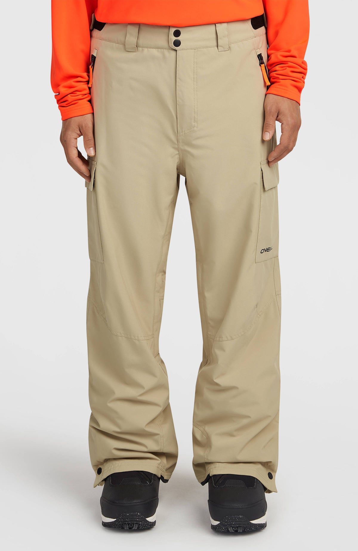 O'Neill FWC'Cruz Cargo-Skihose für Herren in Beige, Vorderansicht, getragen am Model