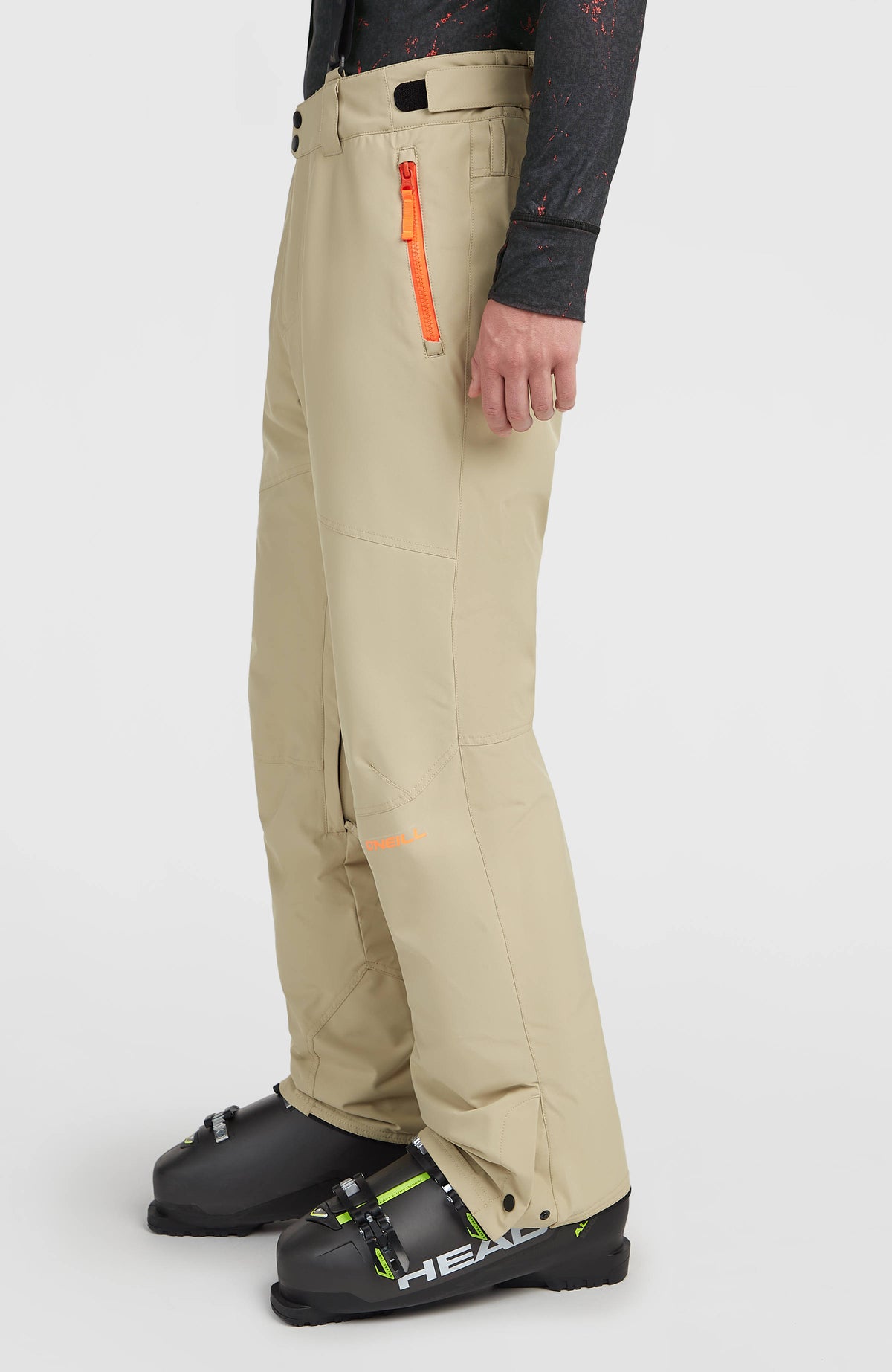 FWC'Cruz Skihose mit Trägern für Herren, beige, Seitenansicht am Model mit Logo-Print