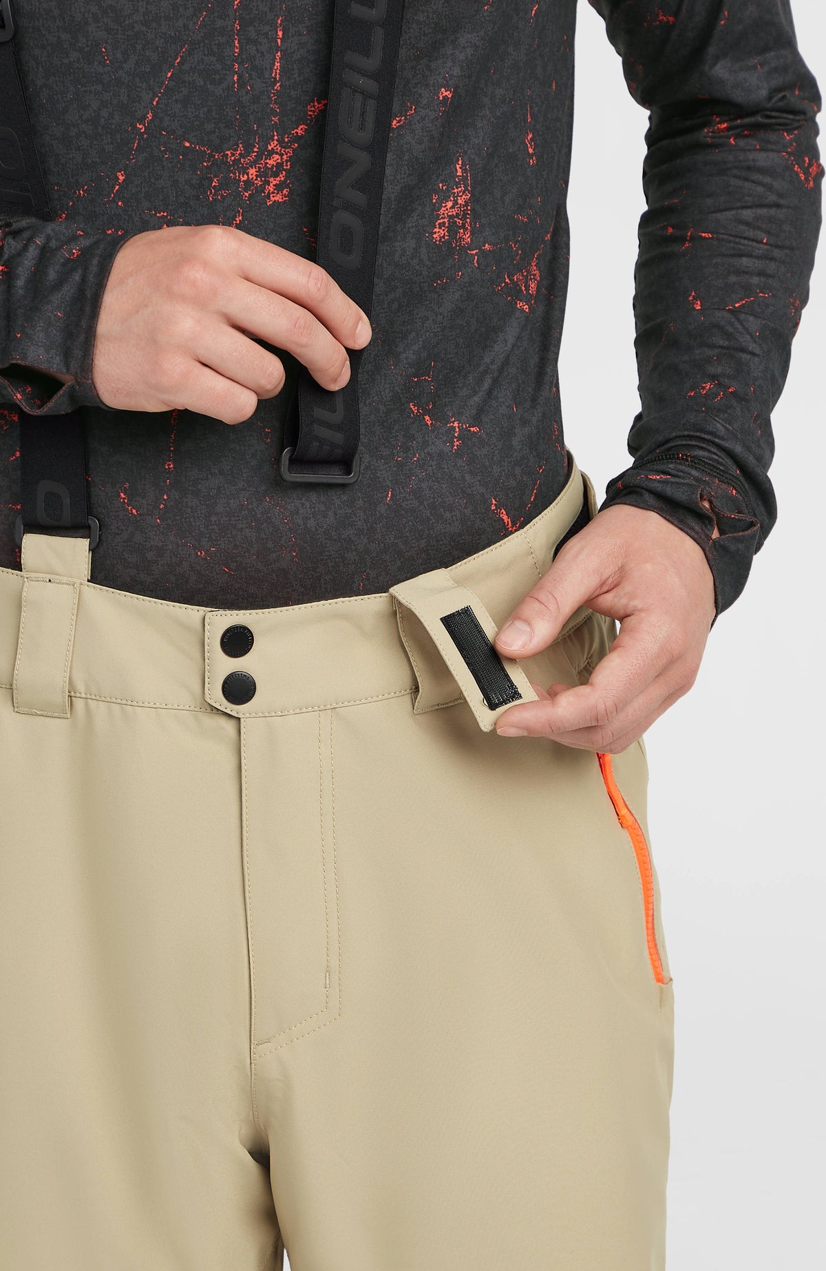 FWC'Cruz Skihose mit Trägern, beige, Nahaufnahme am Model mit verstellbarem Klettverschluss am Bund