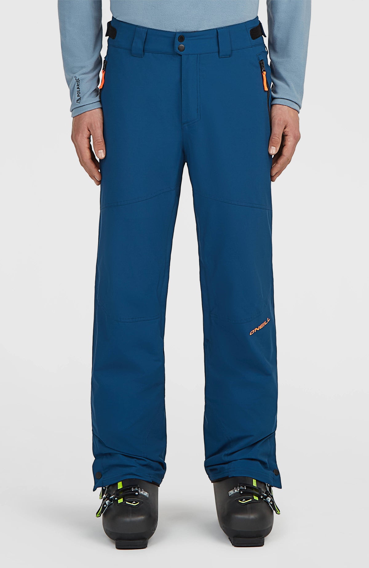 O'Neill FWC'Cruz Skihose für Herren in Blau, Vorderansicht am Model mit Reißverschlusstaschen und Logo-Schriftzug