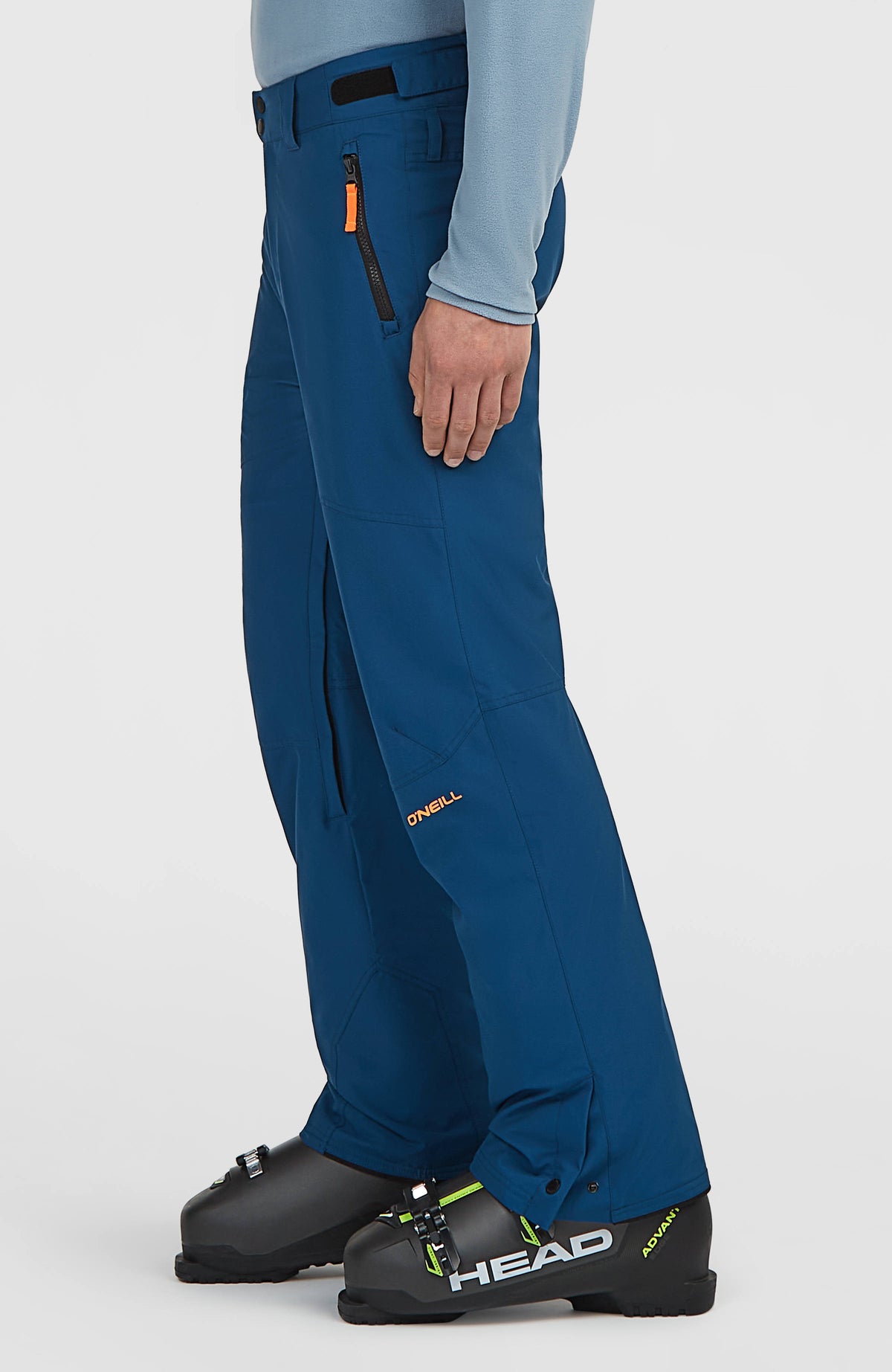 FWC'Cruz Skihose für Herren, blau, Seitenansicht am Model mit Reißverschlusstasche und kontrastierendem Logo