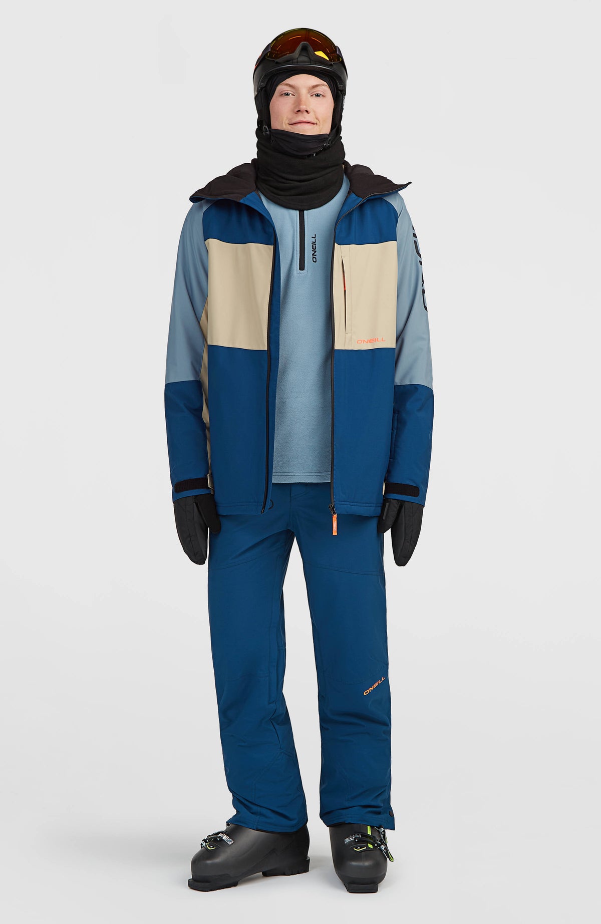 FWC'Cruz Skihose für Herren, blau, getragen am Model in voller Skibekleidung mit Skijacke und Helm von vorne