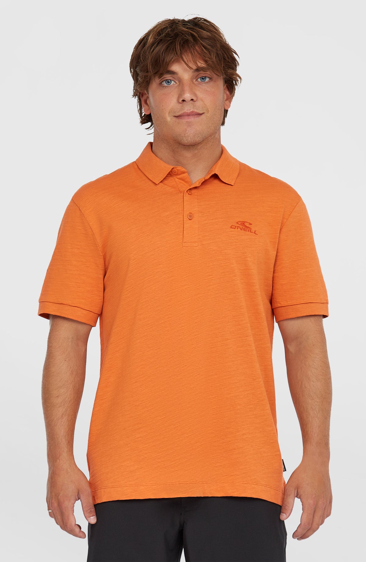 O'Neill Slub Small Logo Poloshirt für Herren, orange, Vorderansicht am Model