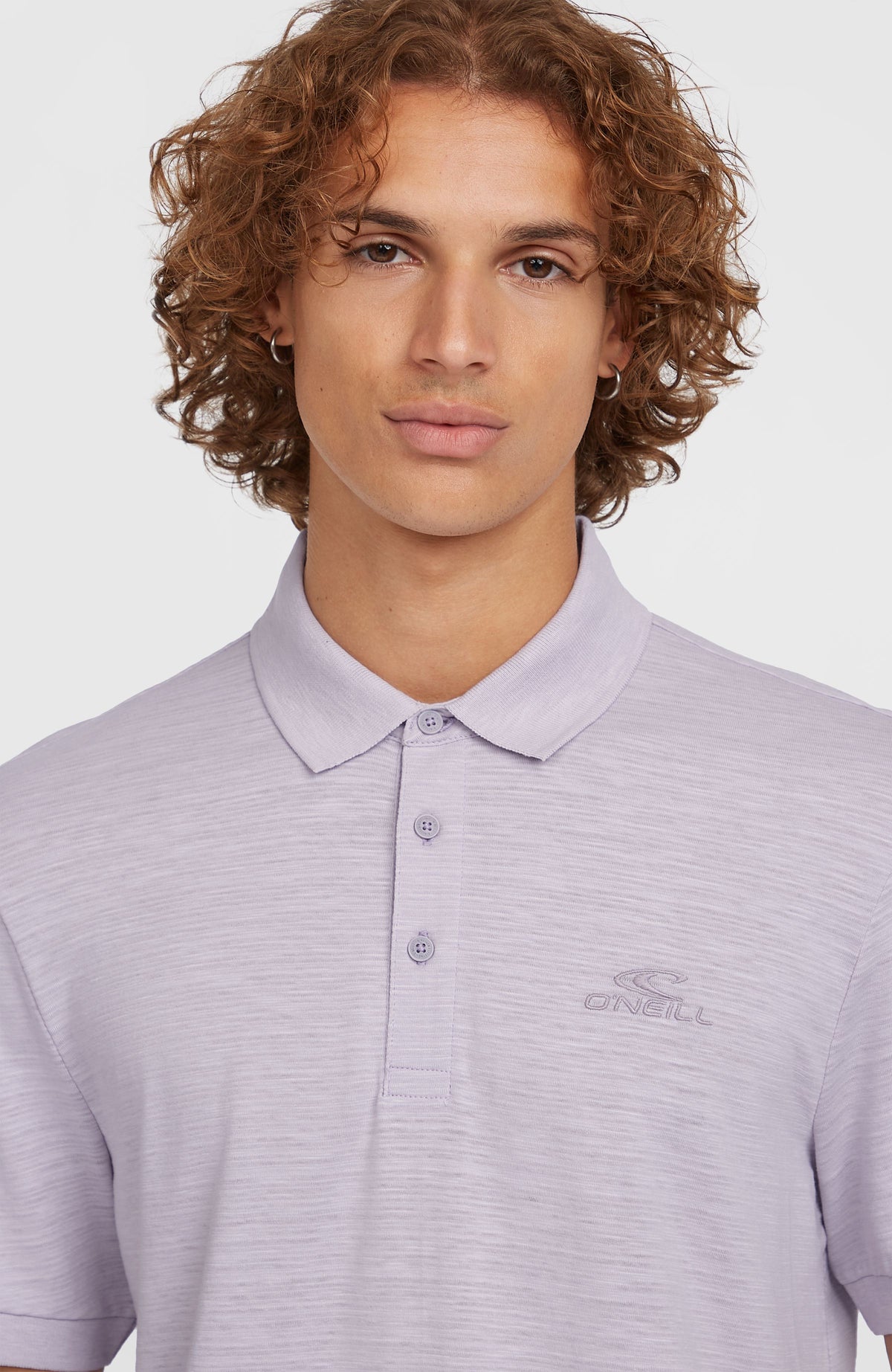Nahaufnahme von Kragen, Knopfleiste und Logo-Stickerei des lila Slub Small Logo Poloshirt