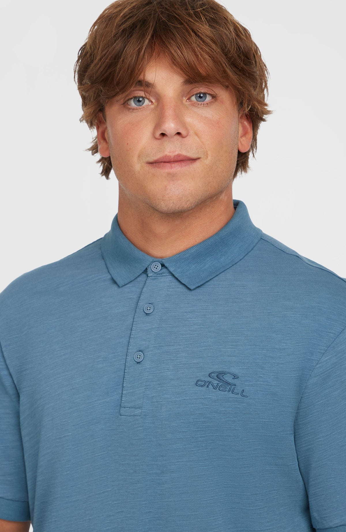 Nahaufnahme von Kragen und Knopfleiste des blauen Slub Small Logo Poloshirts