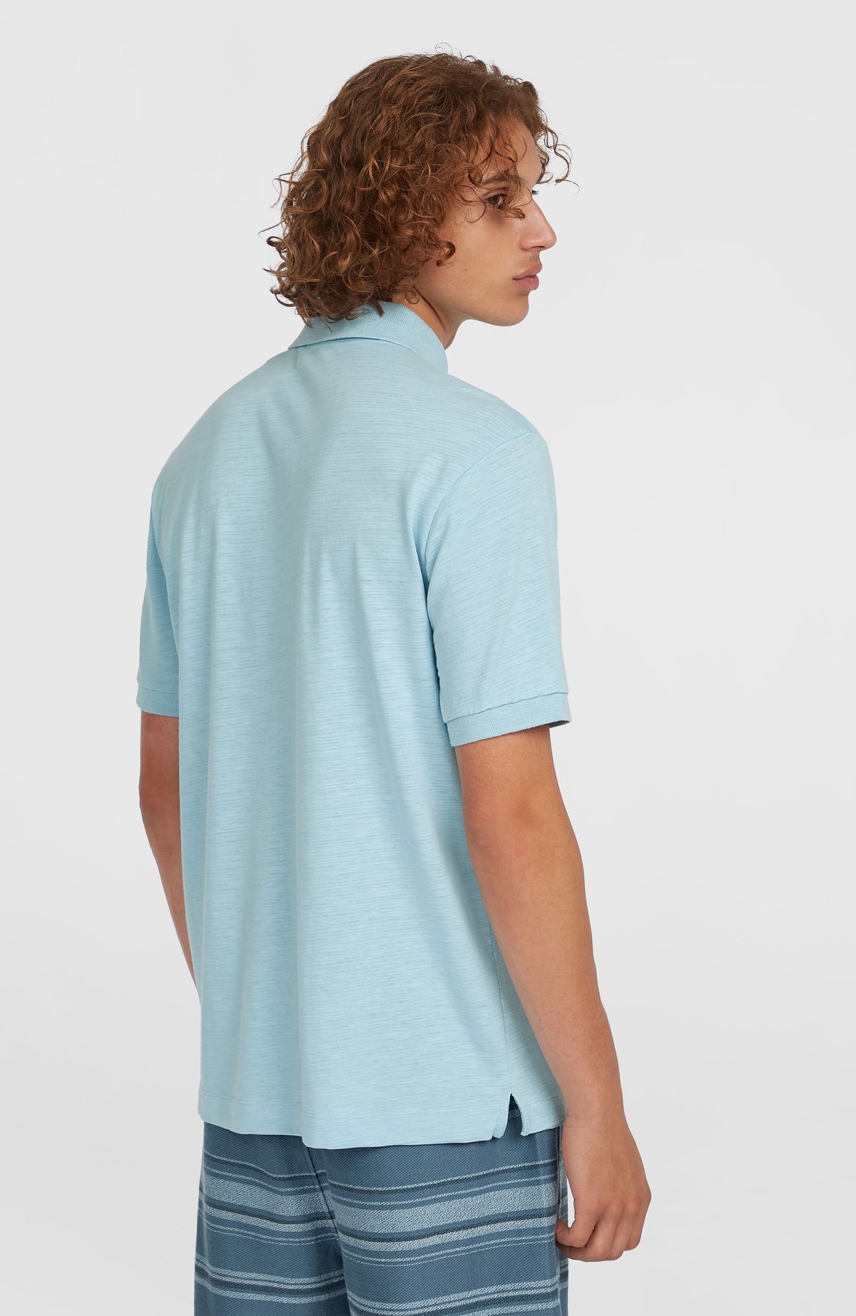 Slub Small Logo Poloshirt für Herren, blau, getragen am Model in der Dreiviertel-Rückansicht