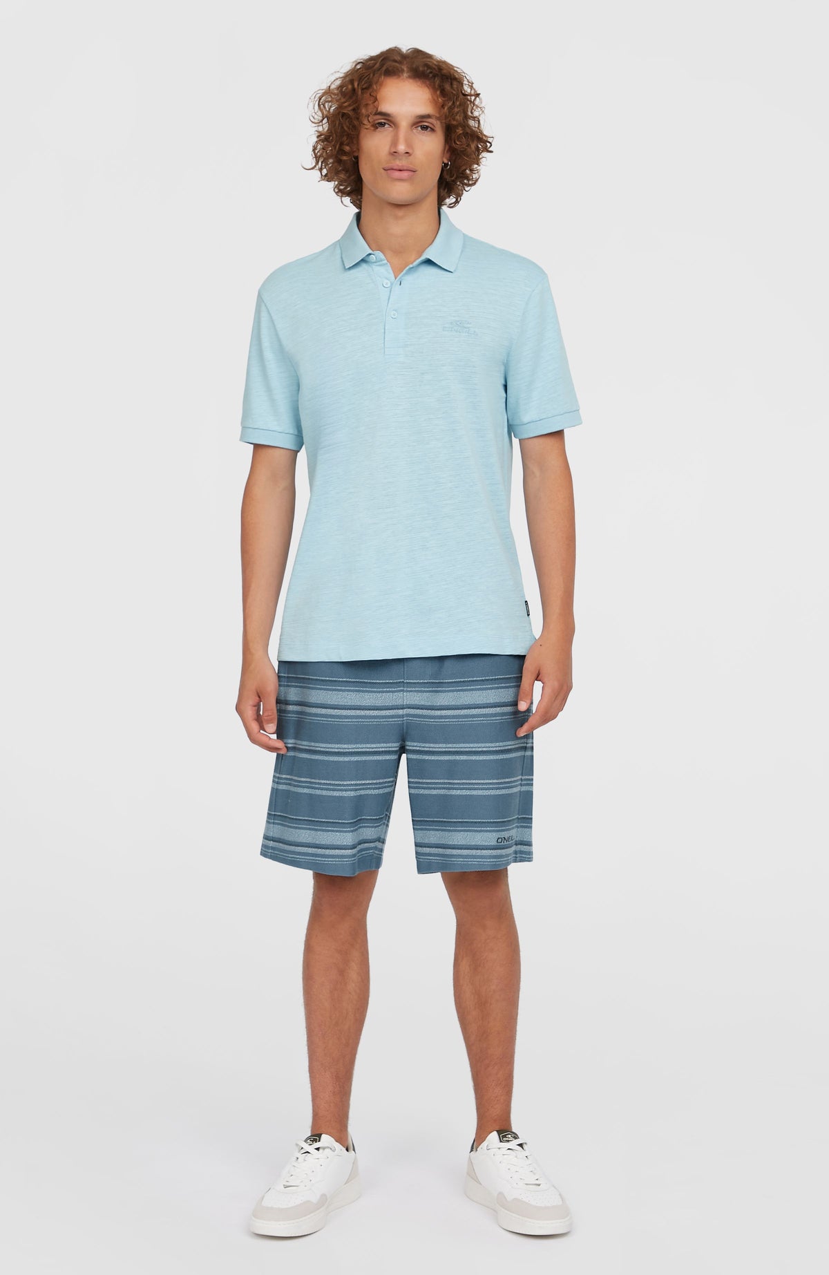 Slub Small Logo Poloshirt für Herren, blau, frontale Ganzkörperansicht am Model mit Shorts