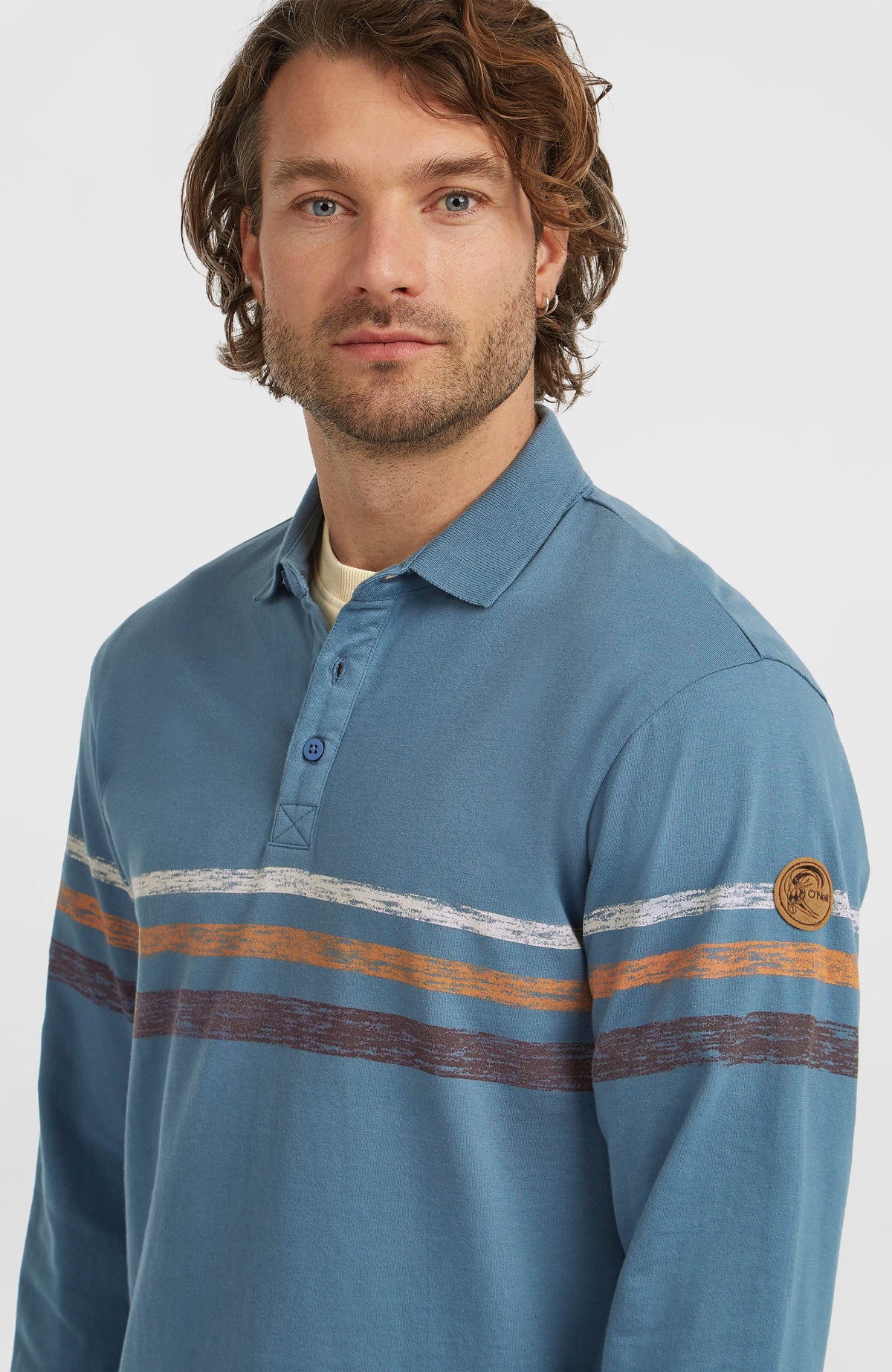 Nahaufnahme von Kragen und Knopfleiste des blauen O'Riginals Poloshirts mit Streifenmuster