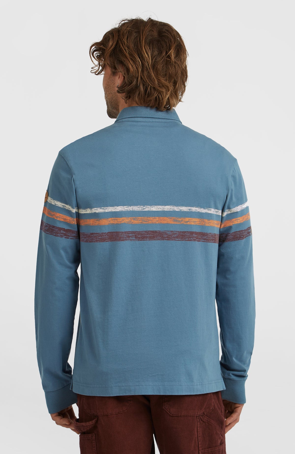 O'Riginals Poloshirt für Herren, blau mit Streifenmuster in Weiß und Orange, Rückansicht am Model