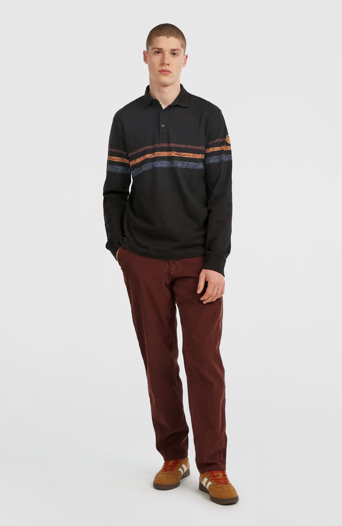 O'Riginals Poloshirt für Herren, schwarz mit Streifenmuster in Orange und Blau, Ganzkörperansicht am Model