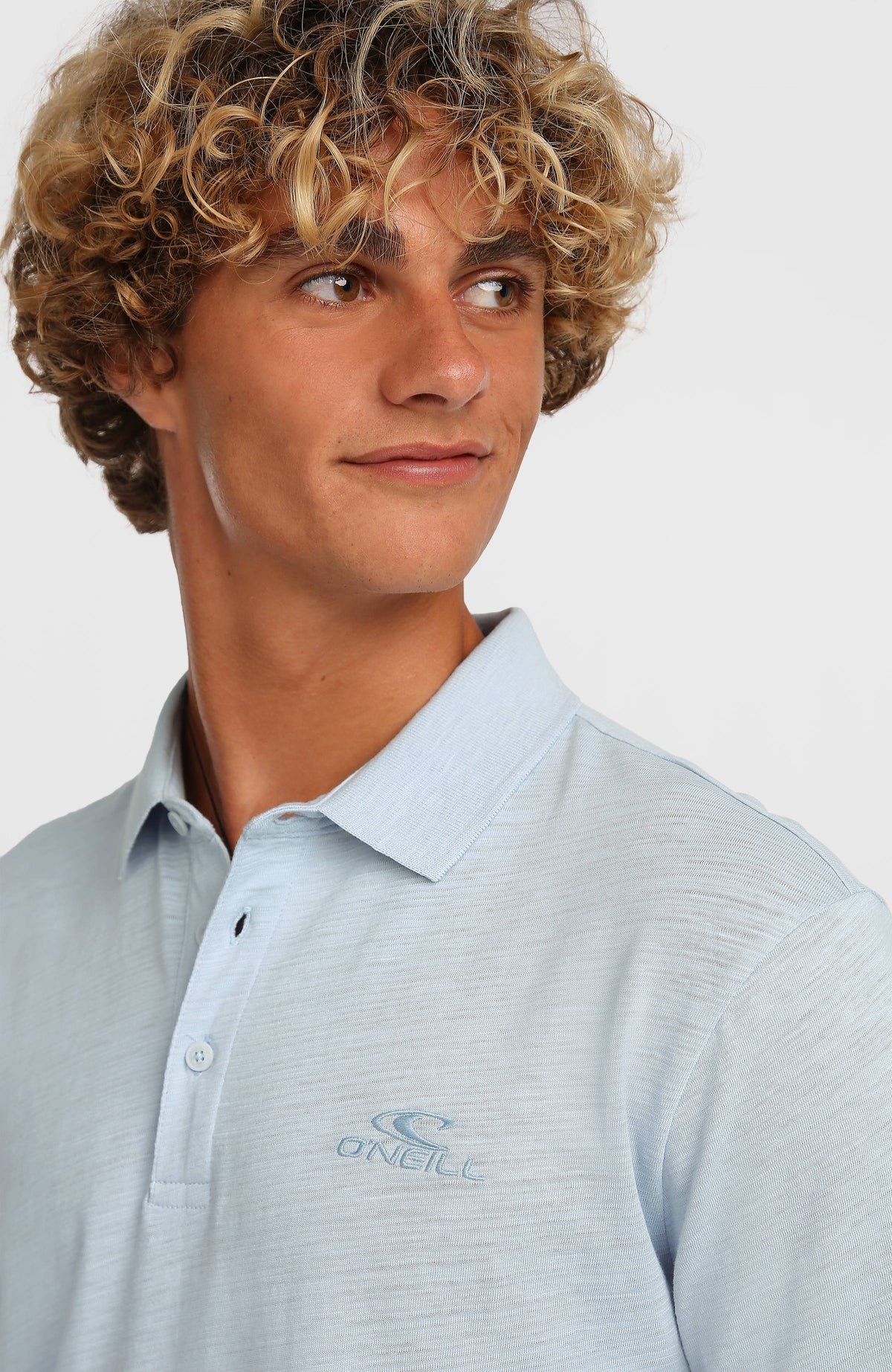 Nahaufnahme des blauen Slub Poloshirts für Herren mit Logo-Stickerei und Knopfleiste