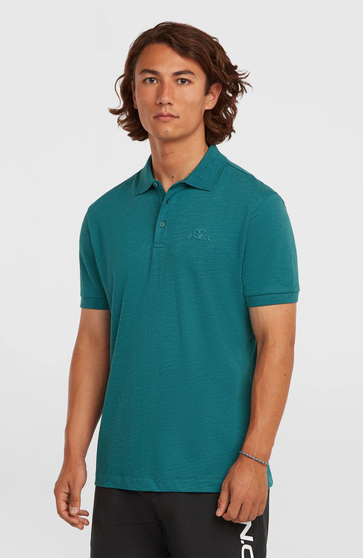 O'Neill Slub Poloshirt für Herren, grün, Vorderansicht mit Polokragen und kurzer Knopfleiste, am Model