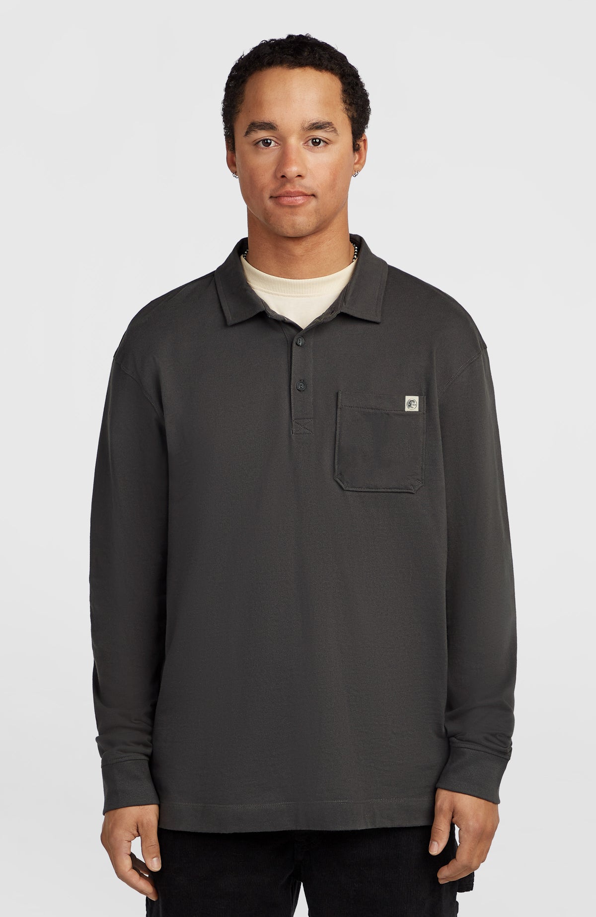 O'Riginals Langarm-Poloshirt für Herren, grau, Vorderansicht am Model mit Brusttasche