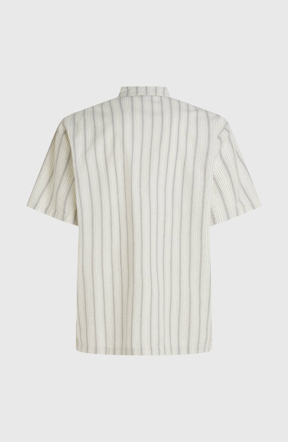 Jacquard Stripe Hemd für Herren, beige mit Streifenmuster in Schwarz, freigestellt von hinten mit Schulterpasse
