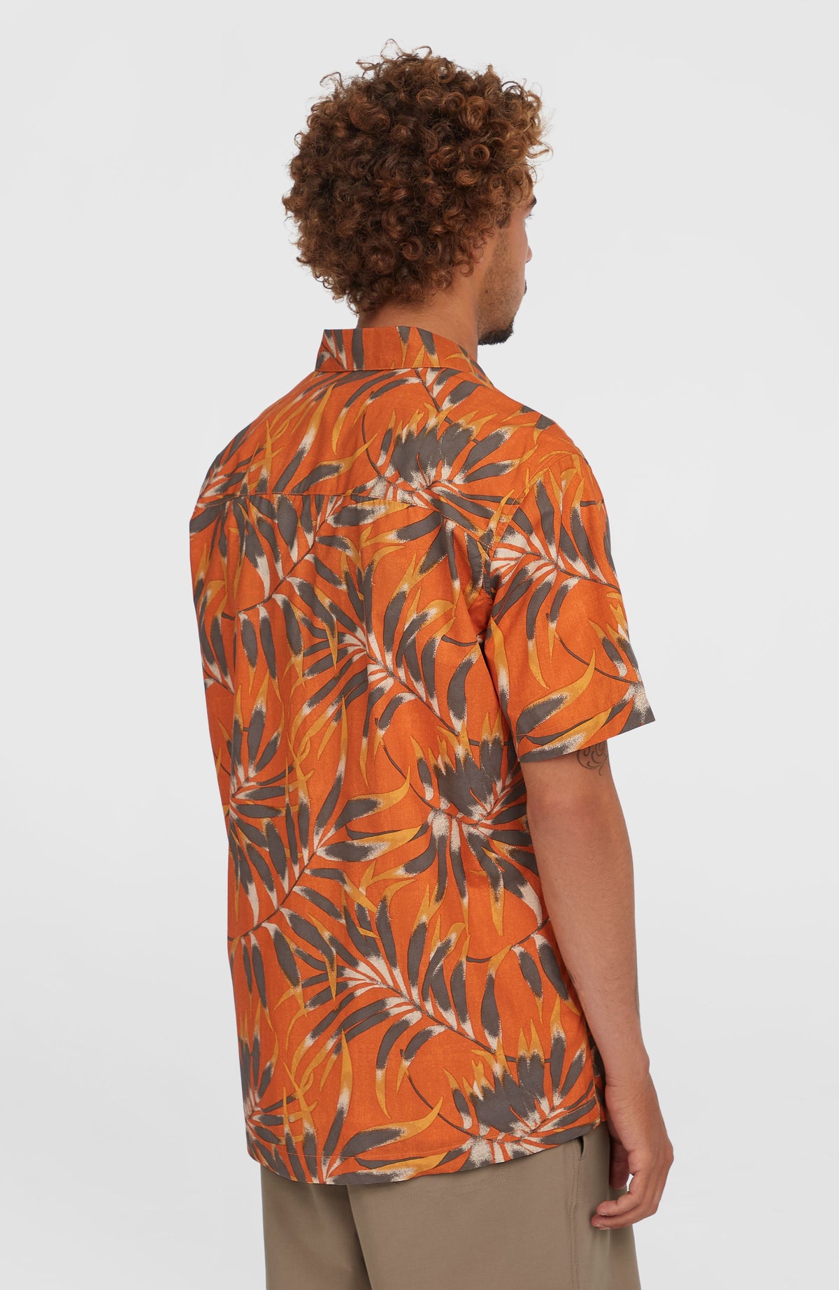 Print-Shirt für Herren, orange mit Blättermuster in Grau und Gelb, Rückansicht am Model