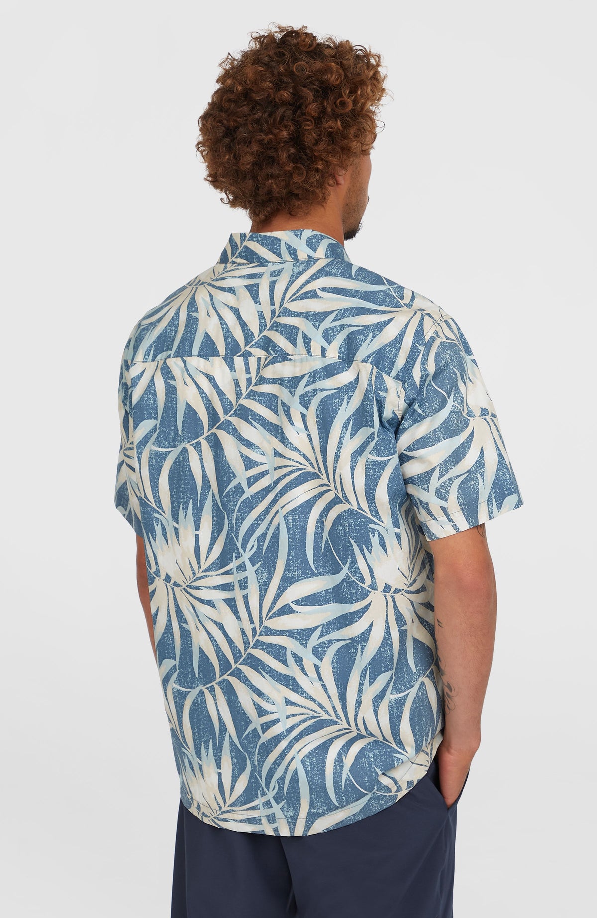 Print-Shirt für Herren, blau mit Blättermuster in Beige, Rückansicht am Model