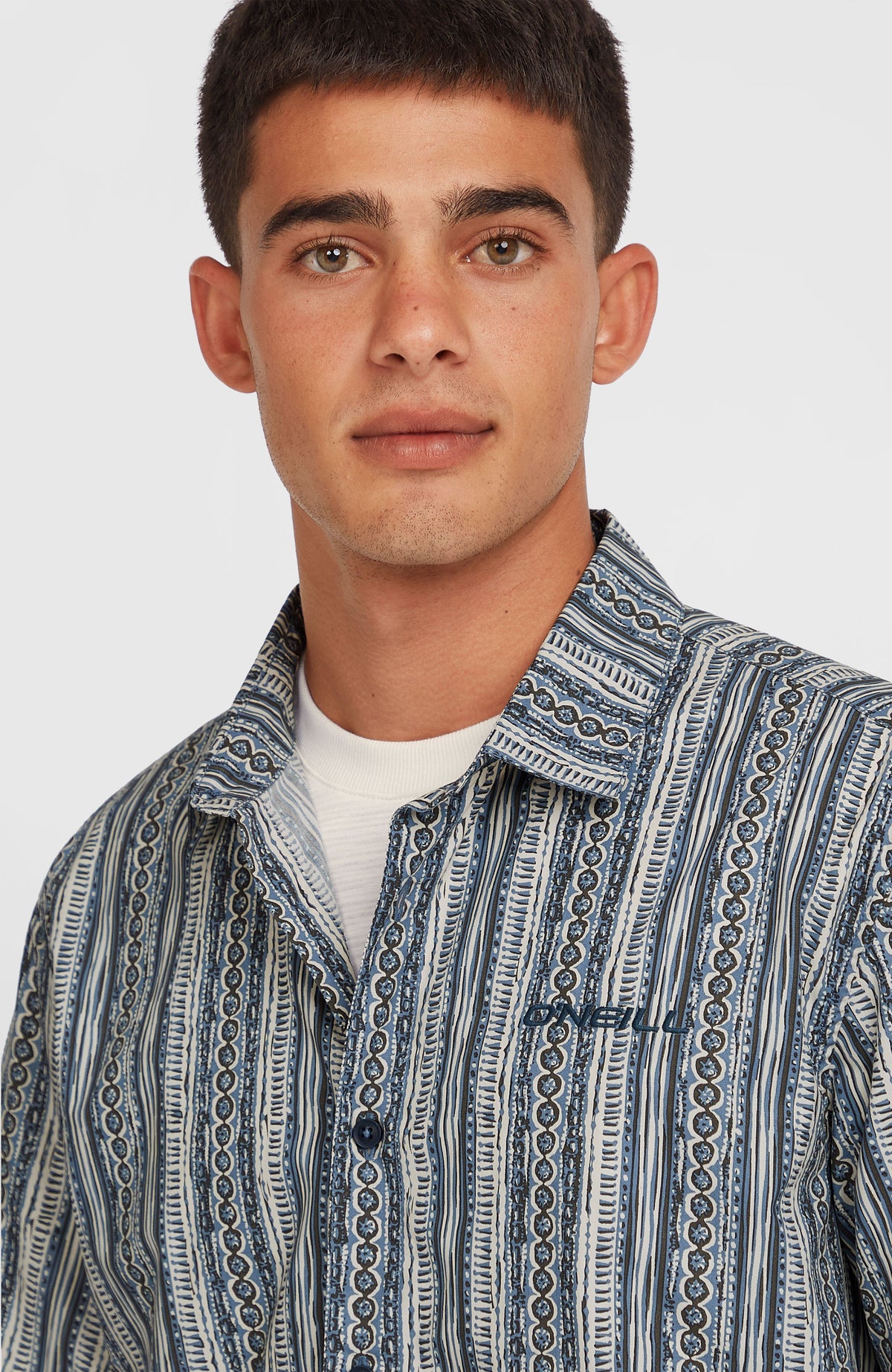 Print-Shirt für Herren, blau mit Streifenmuster in Weiß, Nahaufnahme von Kragen und Knopfleiste am Model