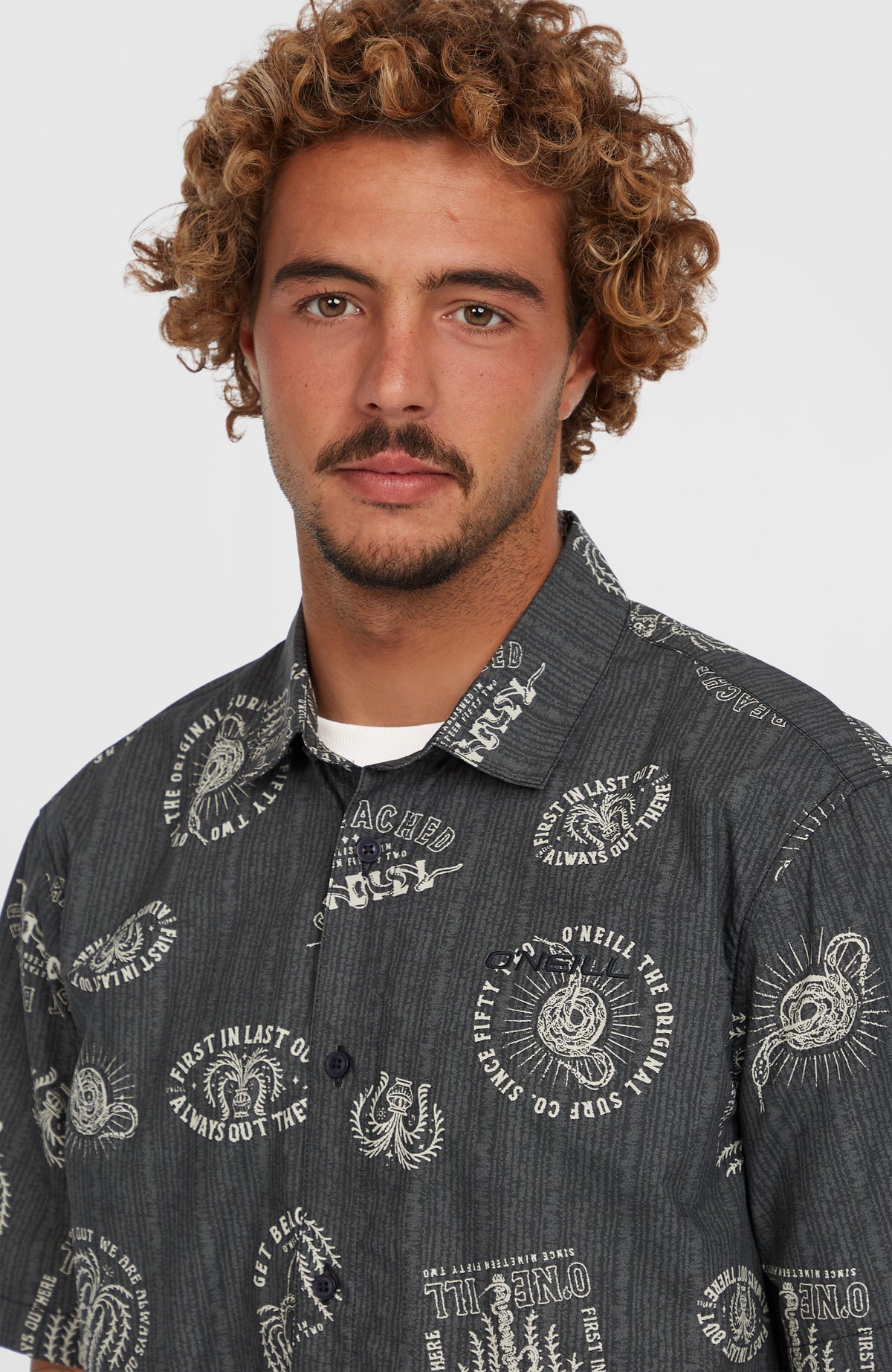 Print-Shirt für Herren, schwarz mit Print-Muster in Weiß, Nahaufnahme von Kragen und Knopfleiste