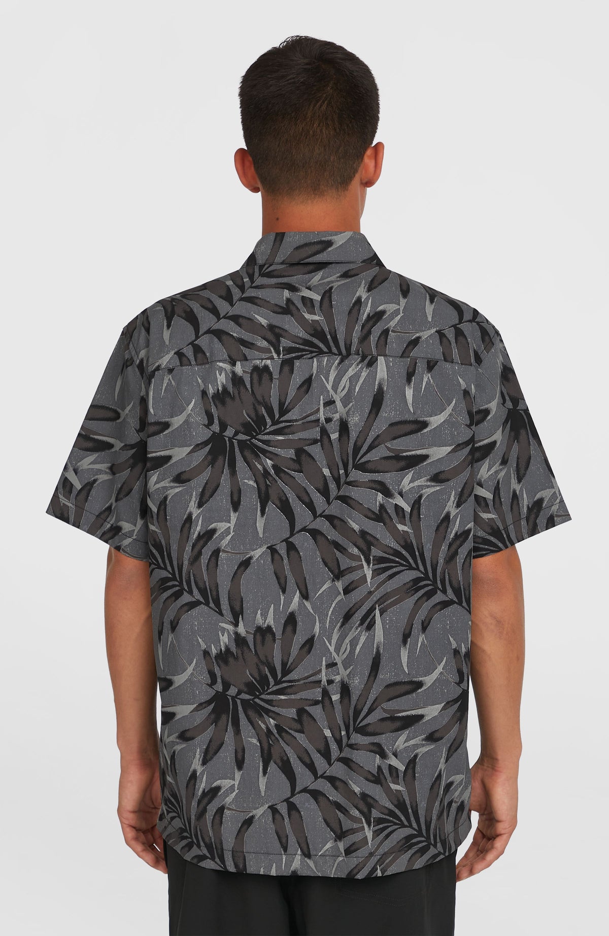 Schwarzes Print-Shirt für Herren mit Blättermuster in Grau, Rückansicht am Model