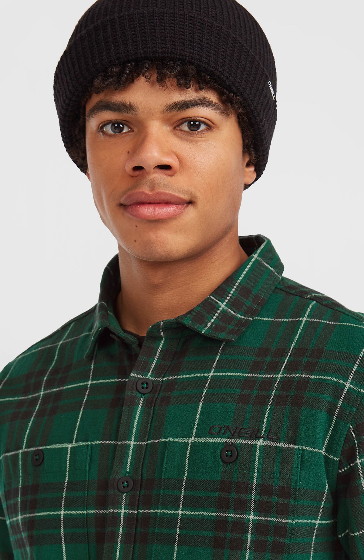 Must-Have Flanellhemd für Herren, grün mit Karomuster in Schwarz und Weiß, Nahaufnahme von Kragen und Brusttasche