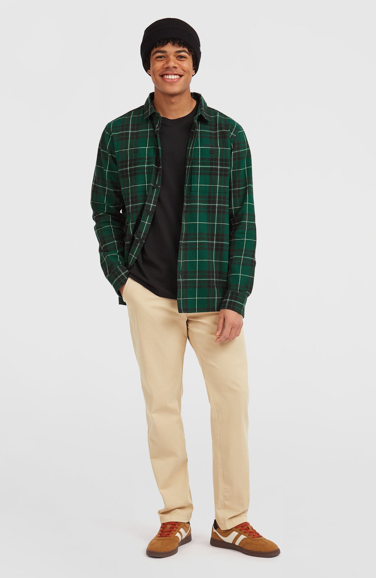 Must-Have Flanellhemd für Herren, grün mit Karomuster in Schwarz und Weiß, Ganzkörperansicht offen am Model