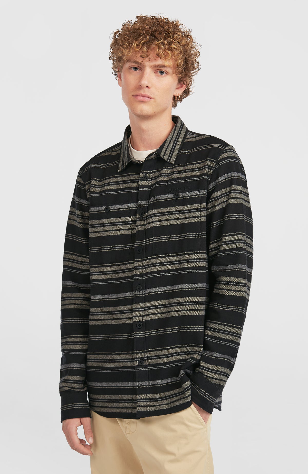 O'Neill Must-Have Flanellhemd für Herren, schwarz mit Streifenmuster in Grau und Beige, Vorderansicht am Model