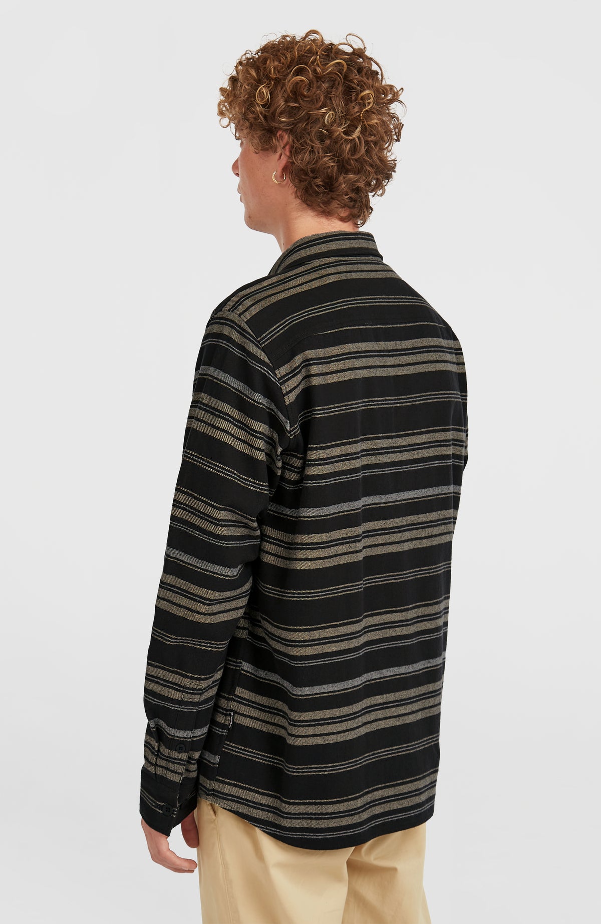 Must-Have Flanellhemd für Herren, schwarz mit Streifenmuster in Grau und Beige, getragen am Model von hinten