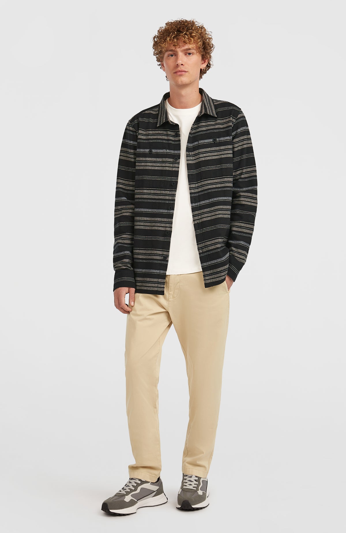 Must-Have Flanellhemd für Herren, schwarz mit Streifenmuster in Grau und Beige, offene Vorderansicht am Model