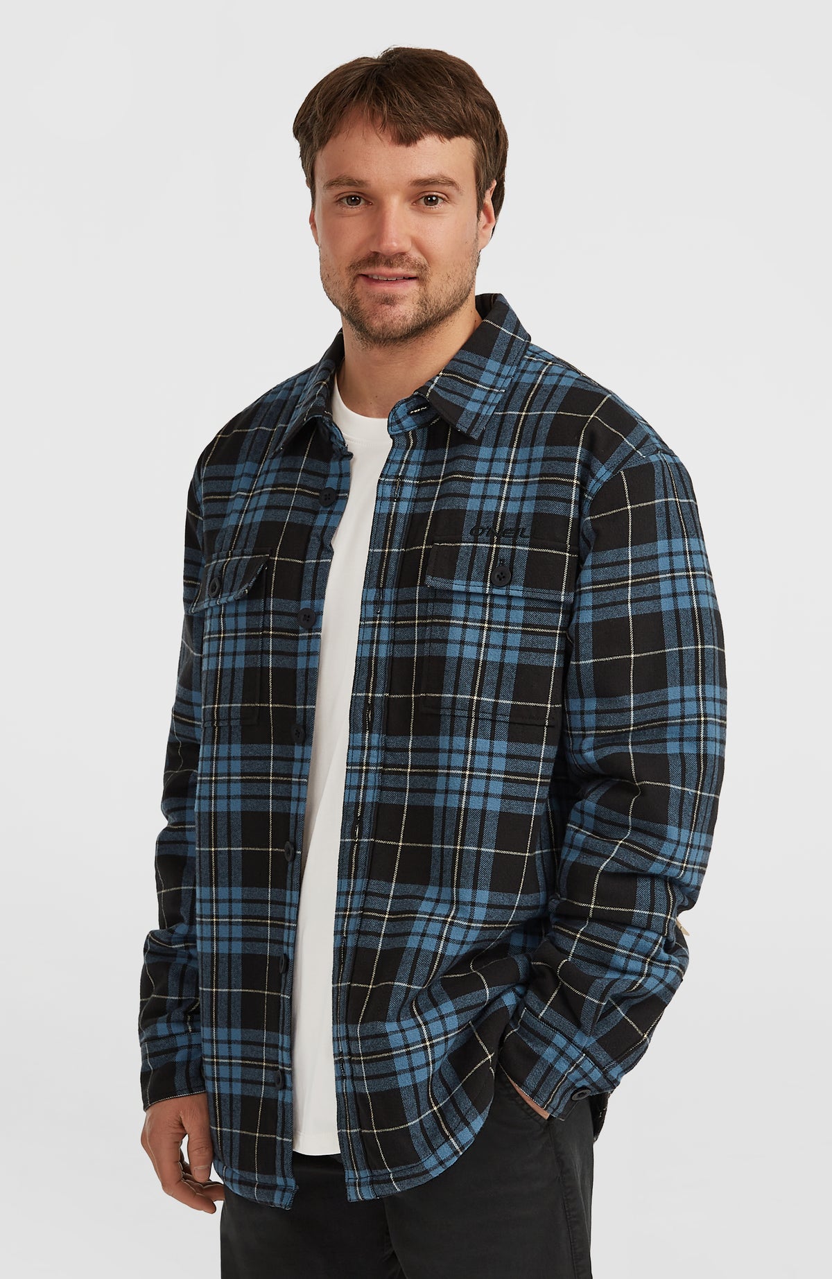 O'Neill Must-Have Hemd mit Fleecefutter für Herren, blau mit Karomuster in Schwarz, Vorderansicht am Model