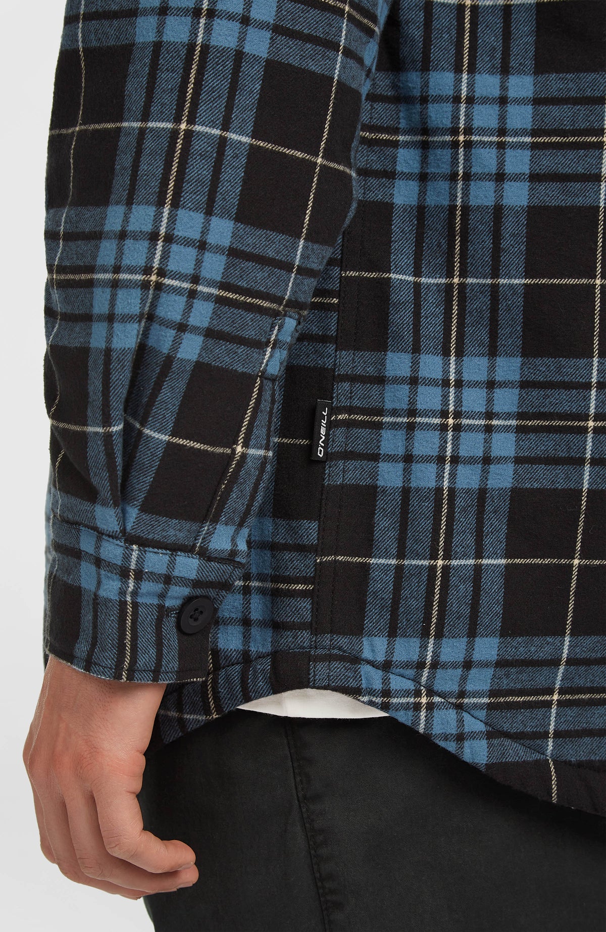 Must-Have Hemd mit Fleecefutter für Herren, blau mit Karomuster in Schwarz, Detailaufnahme von Ärmelmanschette und Saum