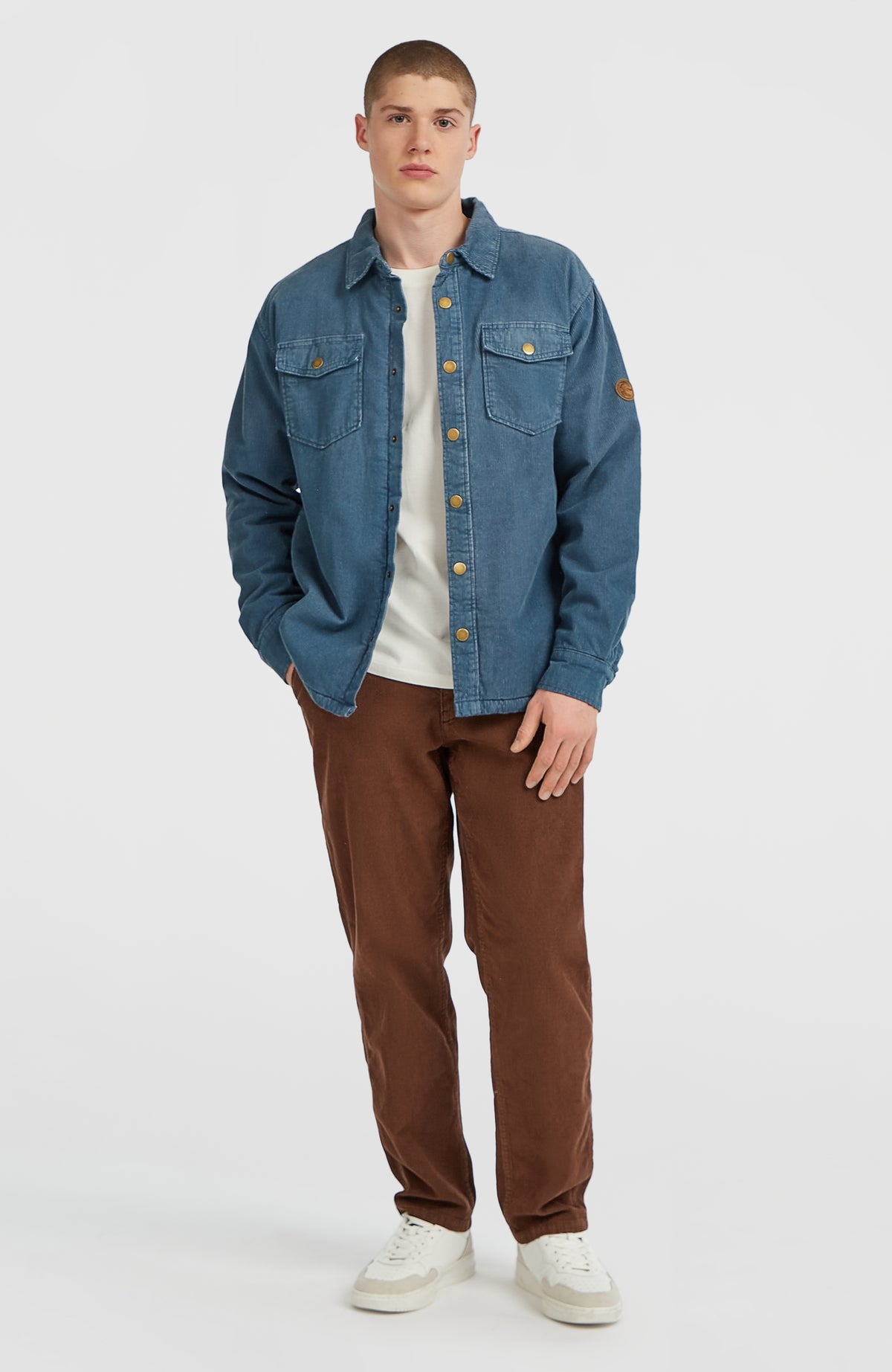 O'Riginals Cord-Overshirt für Herren, blau, offen getragen am Model, Ganzkörperansicht