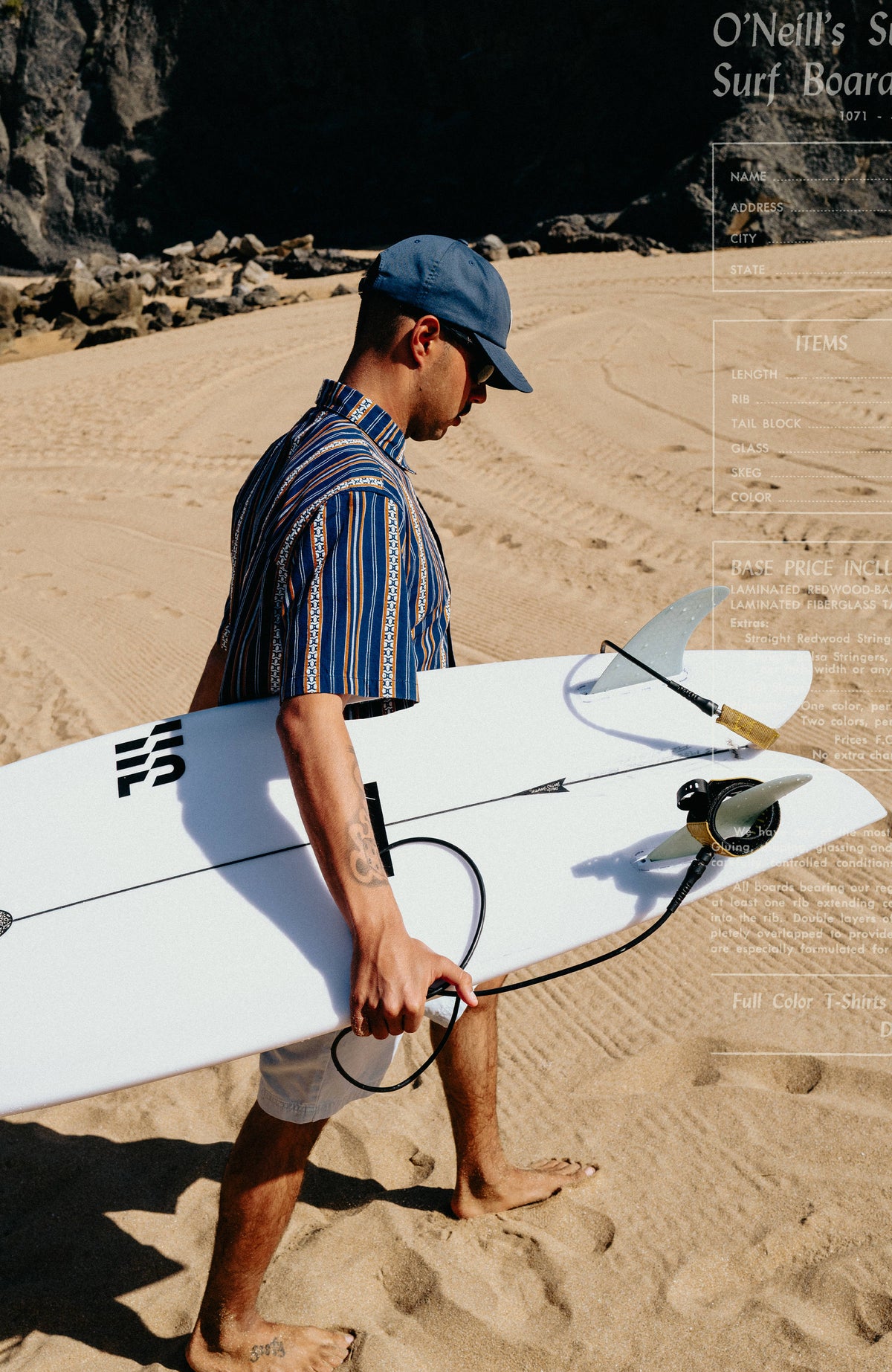 O'Riginals Jacquard-Hemd für Herren, blau mit Streifenmuster in Orange und Weiß, getragen am Strand mit Surfbrett