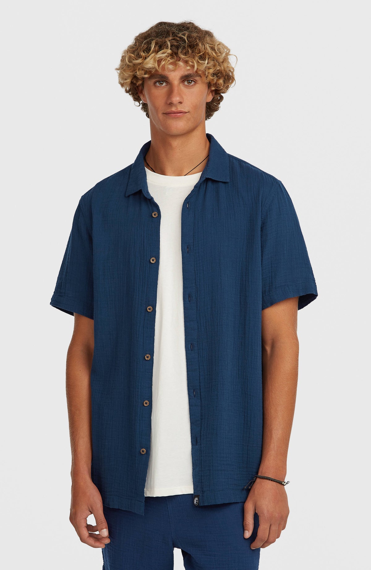 O'Neill O'Riginals Structure Shirt für Herren, blau, Vorderansicht mit geöffneter Knopfleiste am Model