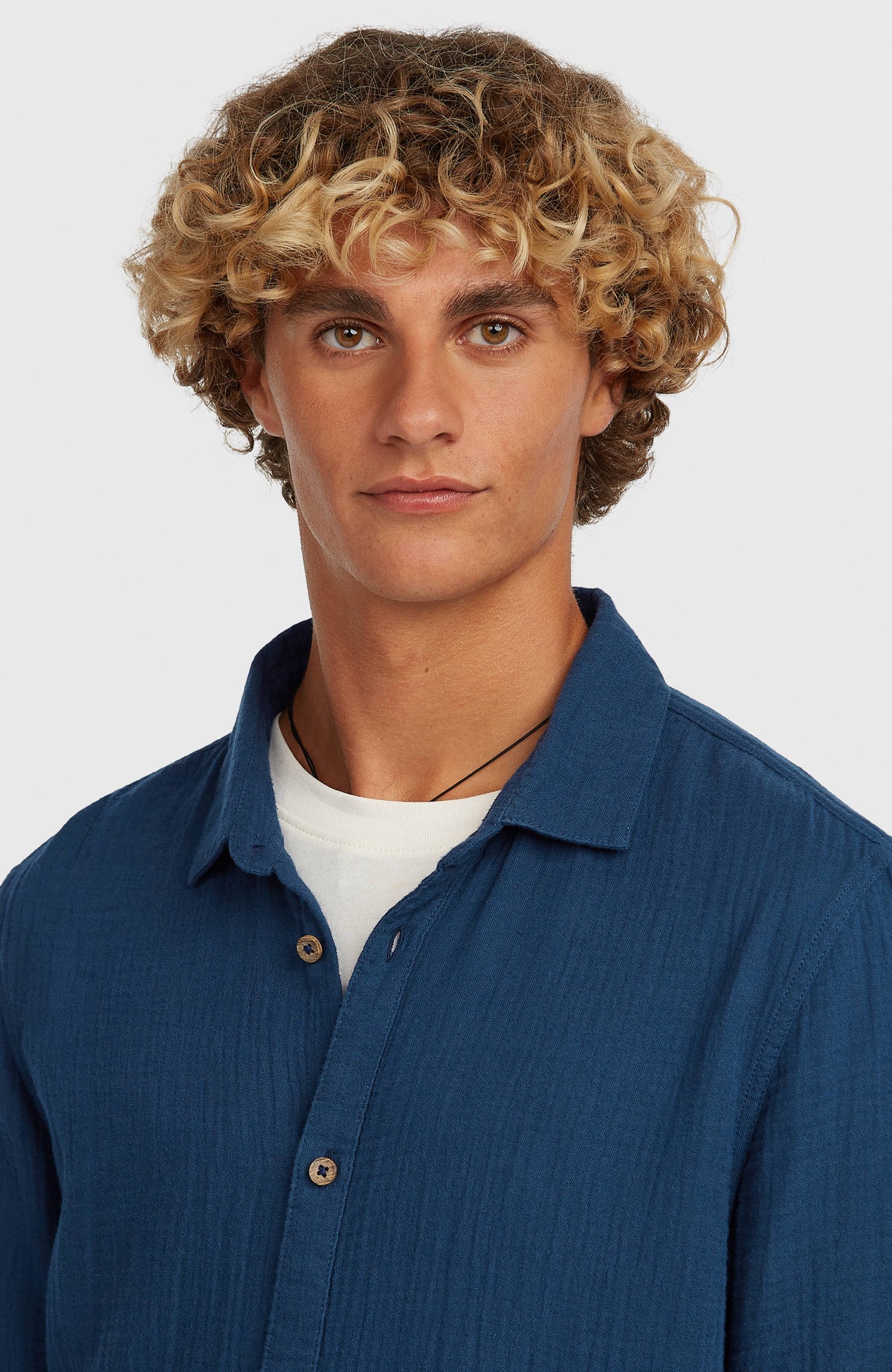 O'Riginals Structure Shirt für Herren, blau, Nahaufnahme des Kragens und der Knöpfe am Model