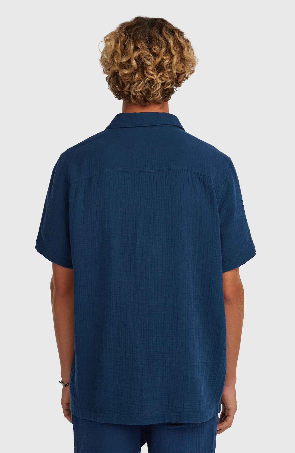 O'Riginals Structure Shirt für Herren, blau, klassische Rückenansicht mit Schulternaht am Model