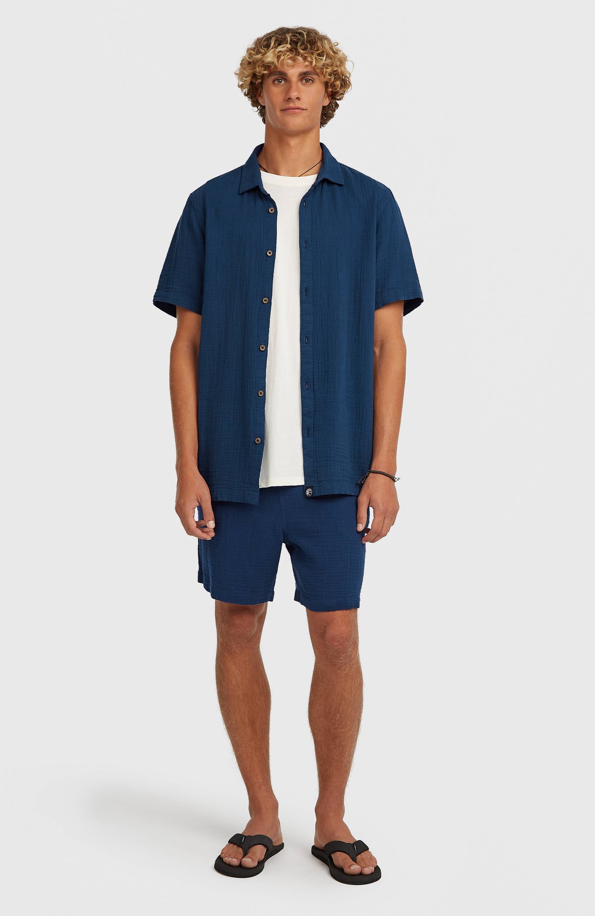 O'Riginals Structure Shirt für Herren, blau, Ganzkörperansicht am Model mit passenden blauen Shorts