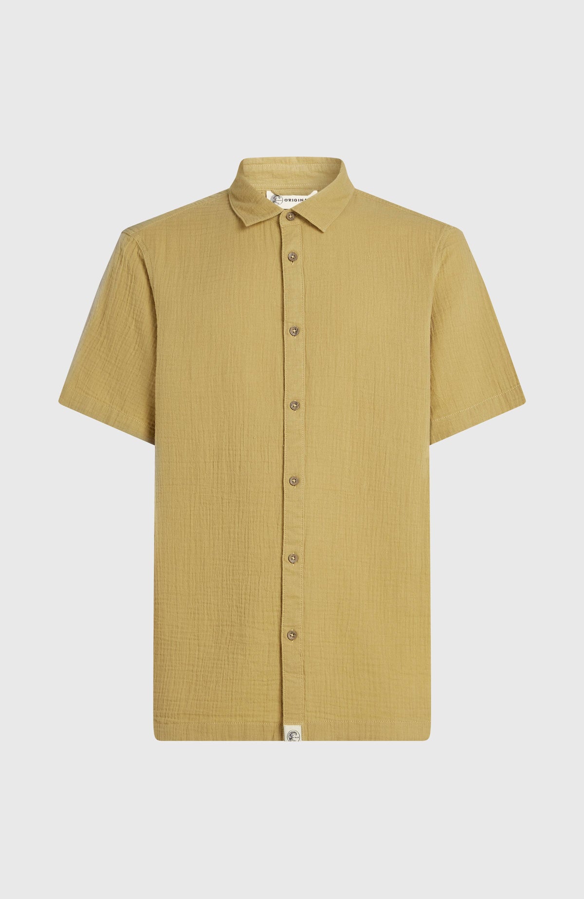 O'Riginals Structure Shirt, beiges Hemd für Herren, freigestellt von vorne mit kleinem Logo-Patch am Saum