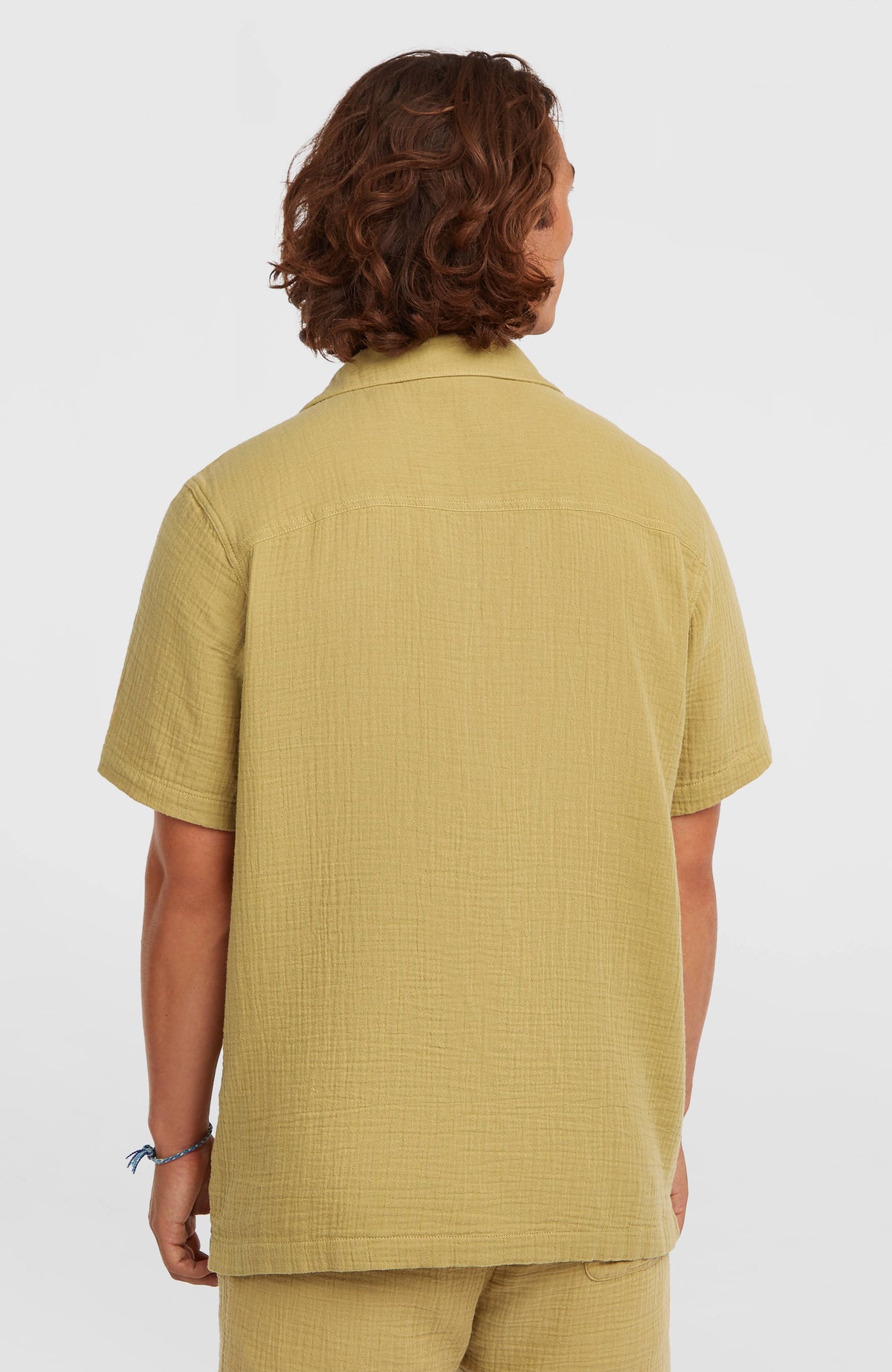 O'Riginals Structure Shirt, beiges Hemd für Herren, Rückansicht getragen am Model mit Schulterpasse