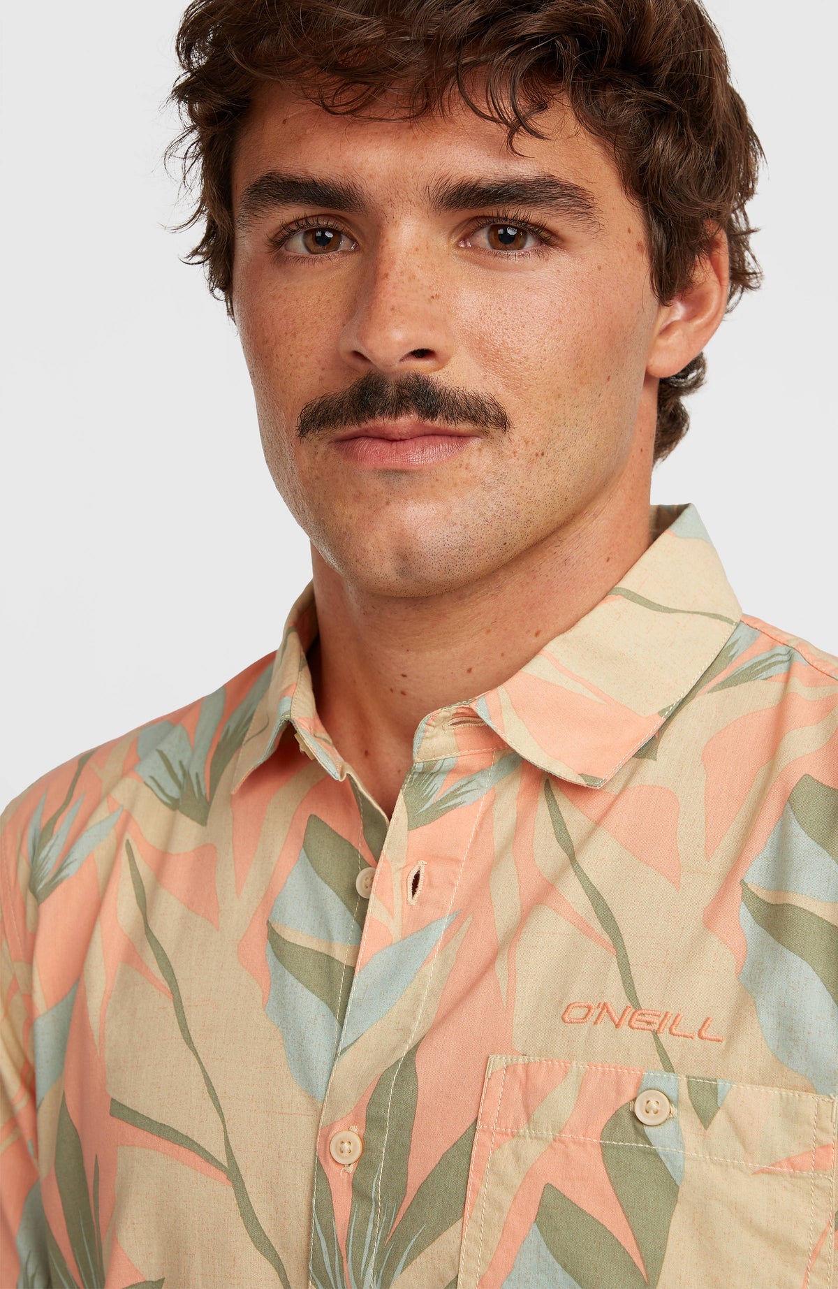 Print Shirt Kurzarmhemd für Herren, orange mit Pflanzenmuster, Nahaufnahme von Kragen und Brusttasche