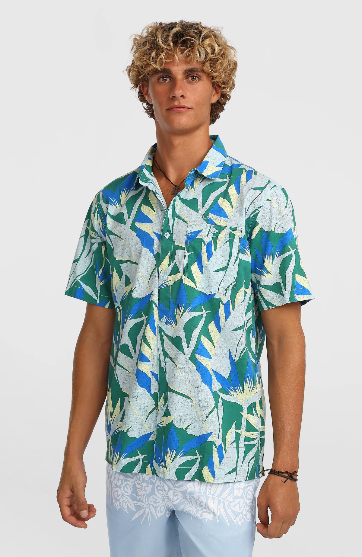 O'Neill Print Shirt Kurzarmhemd für Herren, blau mit Tropenmuster in Grün und Gelb, Vorderansicht am Model