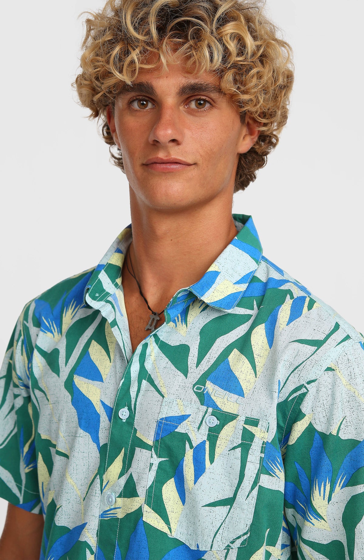 Print Shirt Kurzarmhemd für Herren, blau mit Tropenmuster in Grün und Gelb, Nahaufnahme von Kragen und Brusttasche