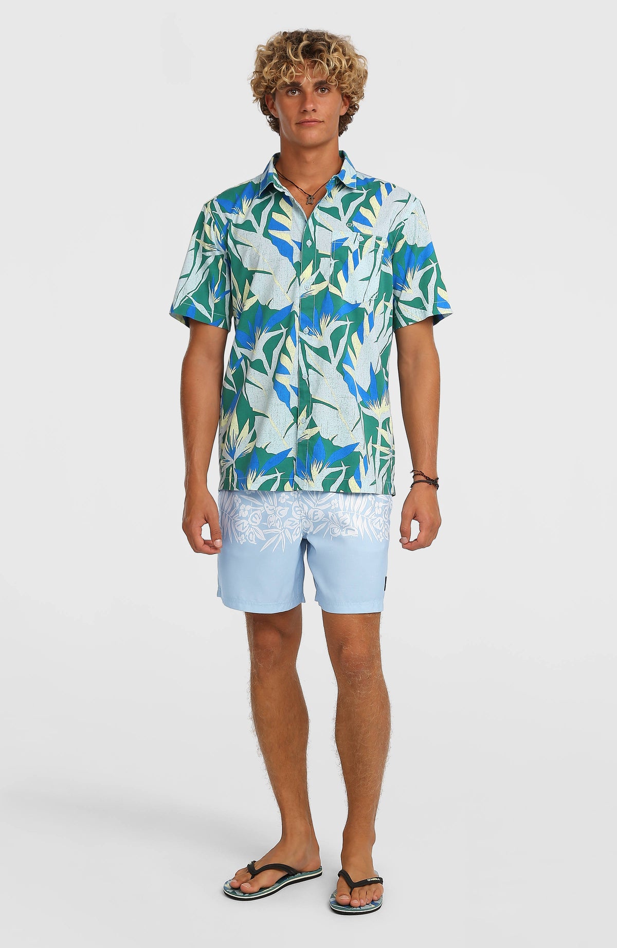 Print Shirt Kurzarmhemd für Herren, blau mit Tropenmuster in Grün und Gelb, stehend in Ganzkörperansicht am Model