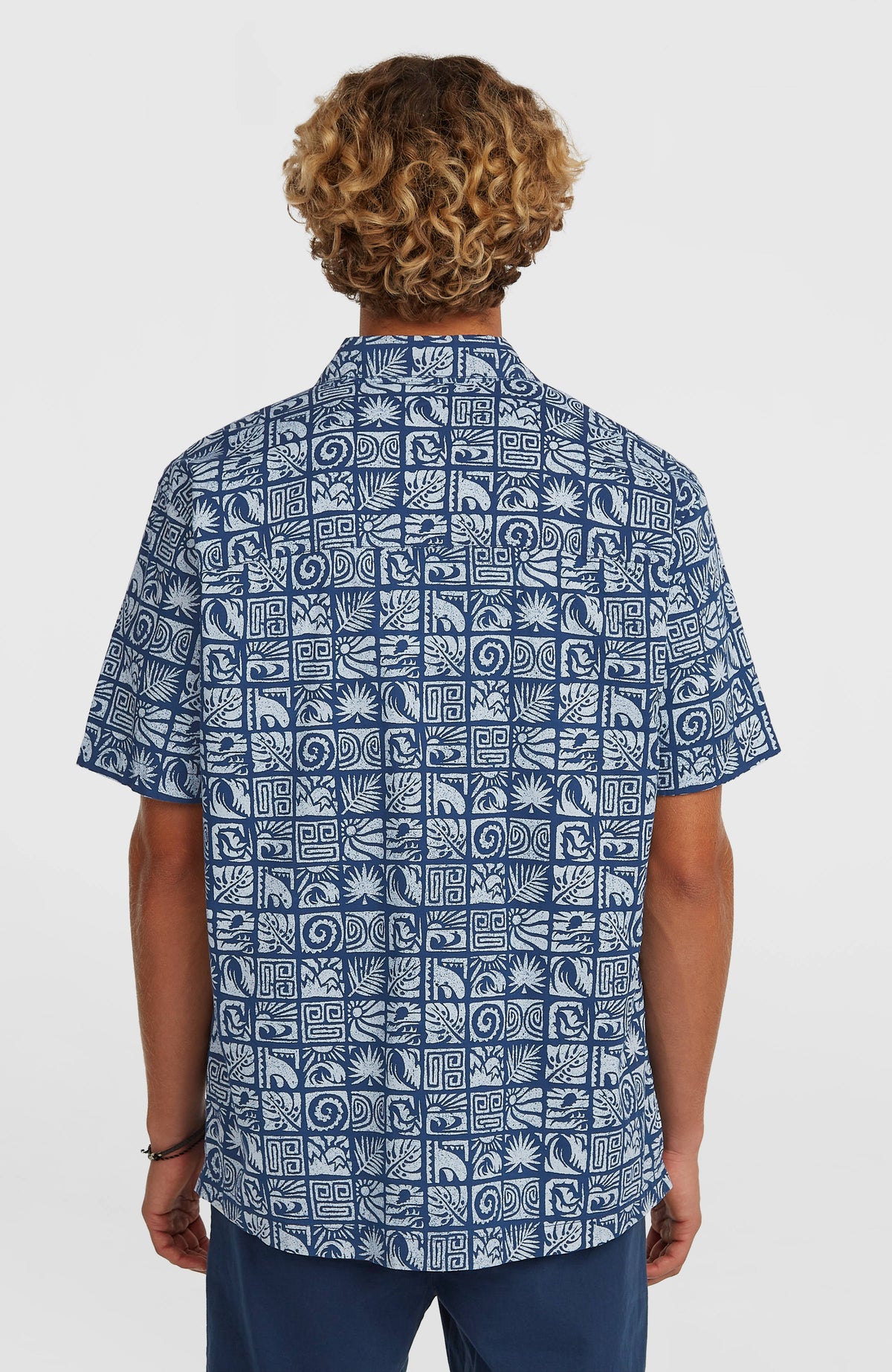 Print Shirt für Herren, blau mit Grafikmuster in Hellblau, Rückansicht am Model