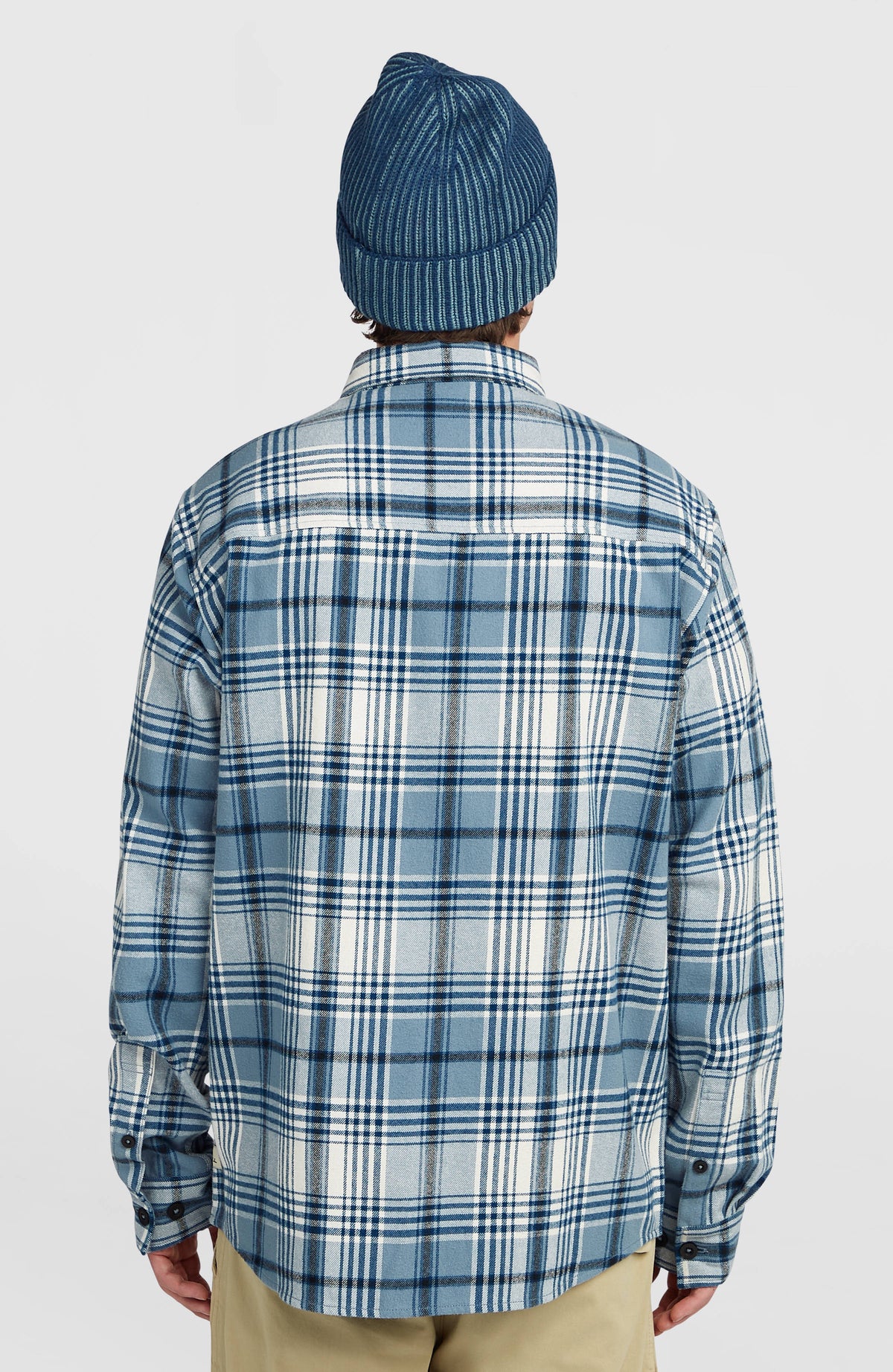 Must-Have Flanellhemd für Herren, blau mit Karomuster in Weiß, Rückansicht am Model