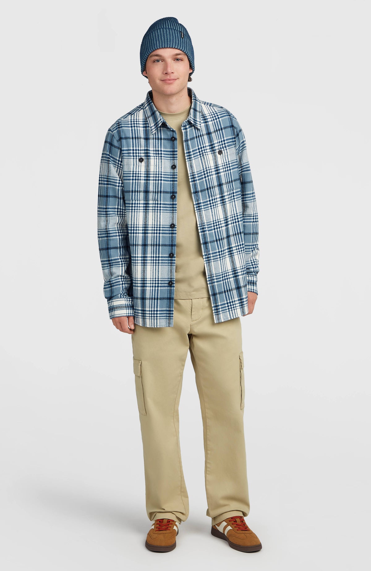 Must-Have Flanellhemd für Herren, blau mit Karomuster in Weiß, Ganzkörperansicht am Model