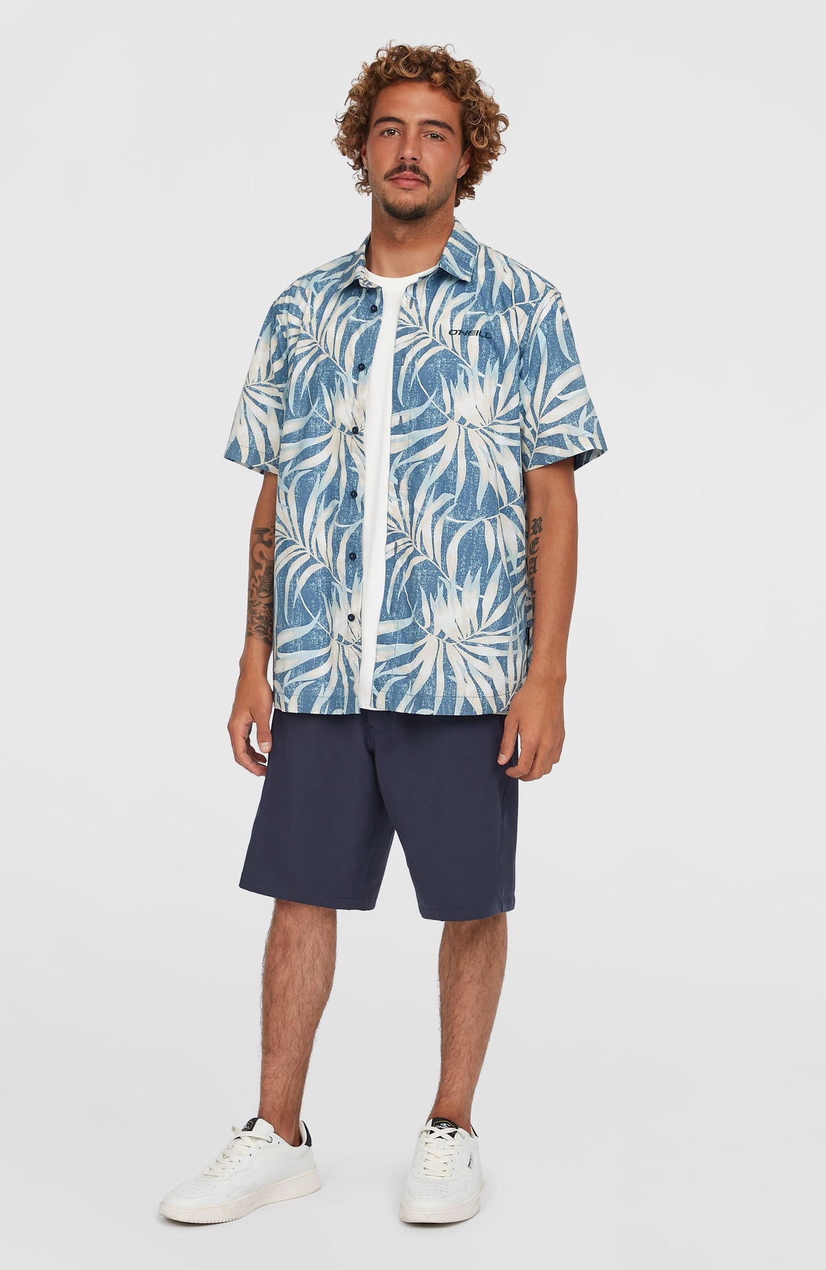O'Neill Hybrid 19" Chino-Shorts für Herren, blau, Vorderansicht getragen am Model in voller Länge