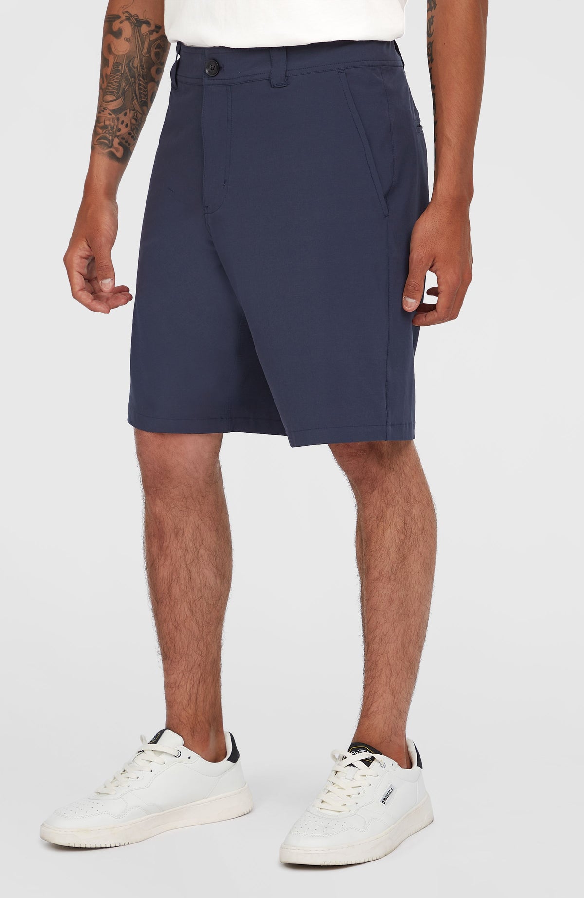 Hybrid 19" Chino-Shorts für Herren, blau, getragen am Model in Seitenansicht mit Gürtelschlaufen