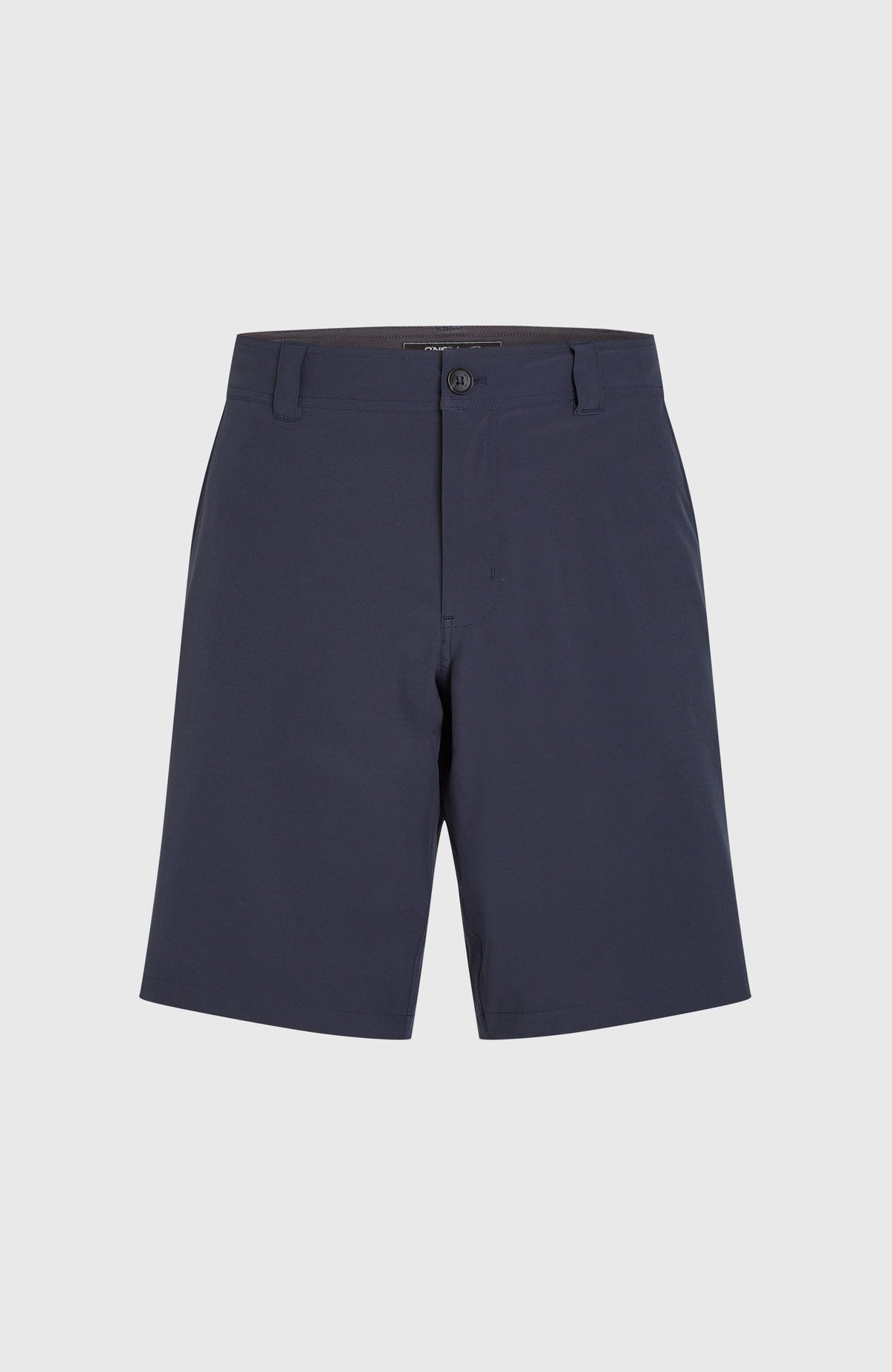 Blaue Hybrid 19" Chino-Shorts für Herren, freigestellt von vorne mit Bundknopf und Gürtelschlaufen