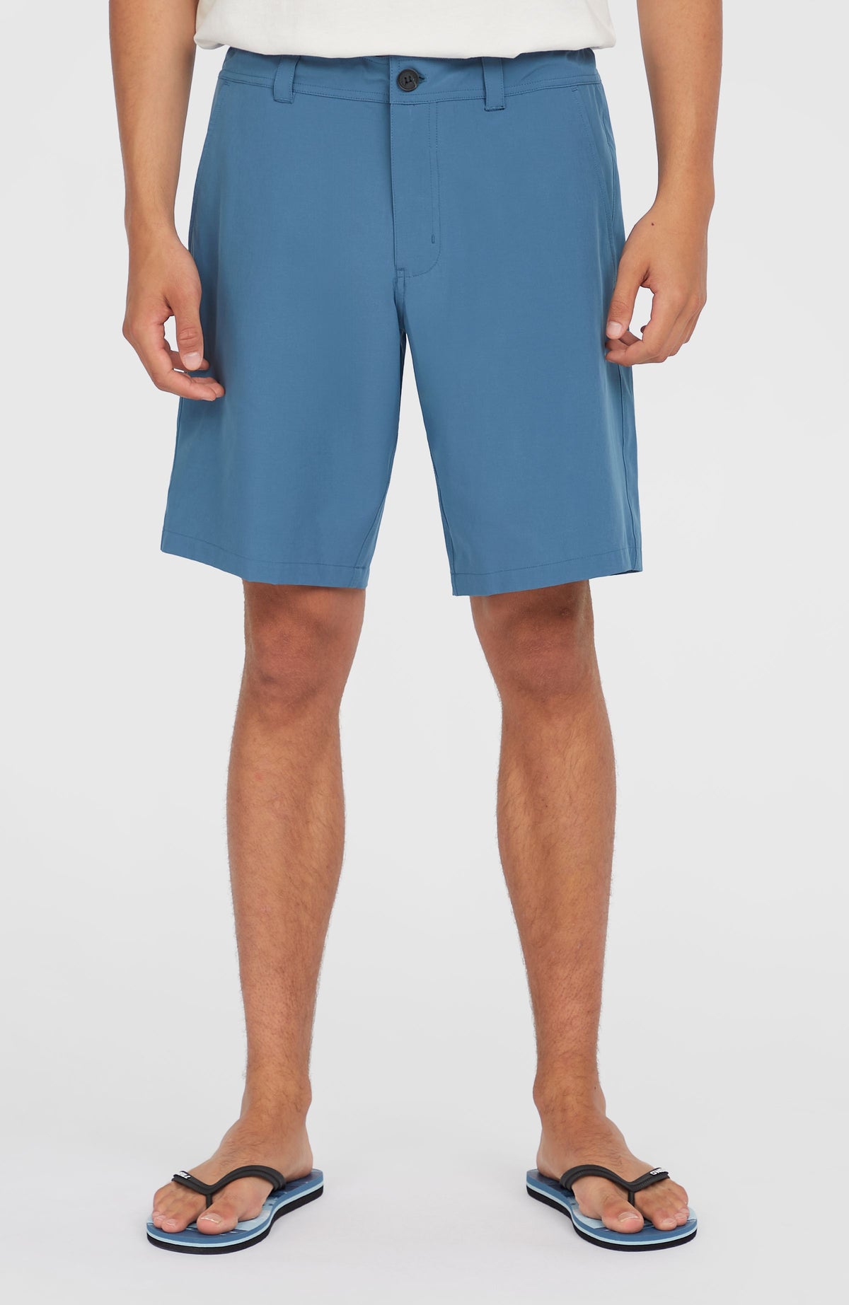 Hybrid 19" Chino-Shorts für Herren, blau, frontale Nahaufnahme am Model mit Bund und Verschlussknopf