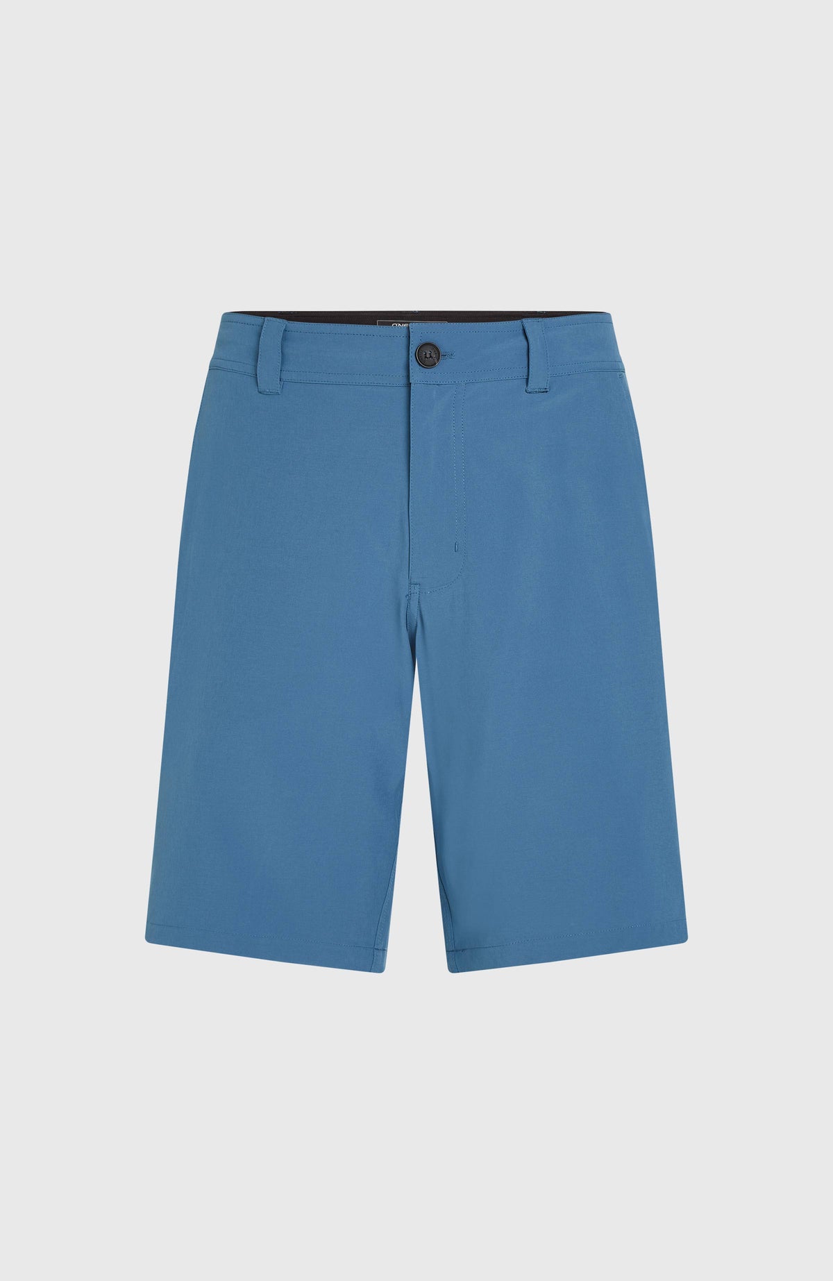 Blaue Hybrid 19" Chino-Shorts für Herren, freigestellt von vorne mit Gürtelschlaufen und Knopfverschluss